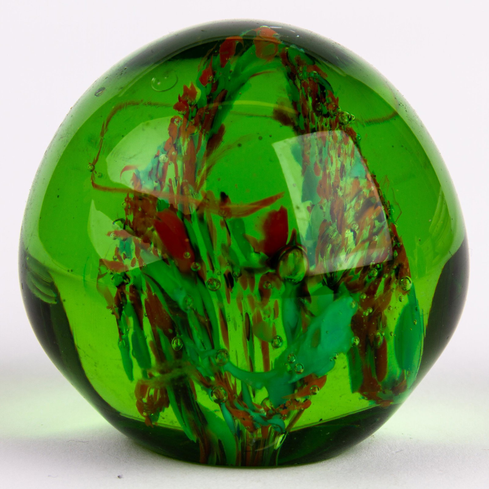 Scottish Glass Designer Paperweight: DIMENSIONS APPROX 7x7x6CM. Please carefully study all photographs to get an accurate idea of the object. In good condition, as seen. Shipping is in-house and we ship internationally to US and rest of 