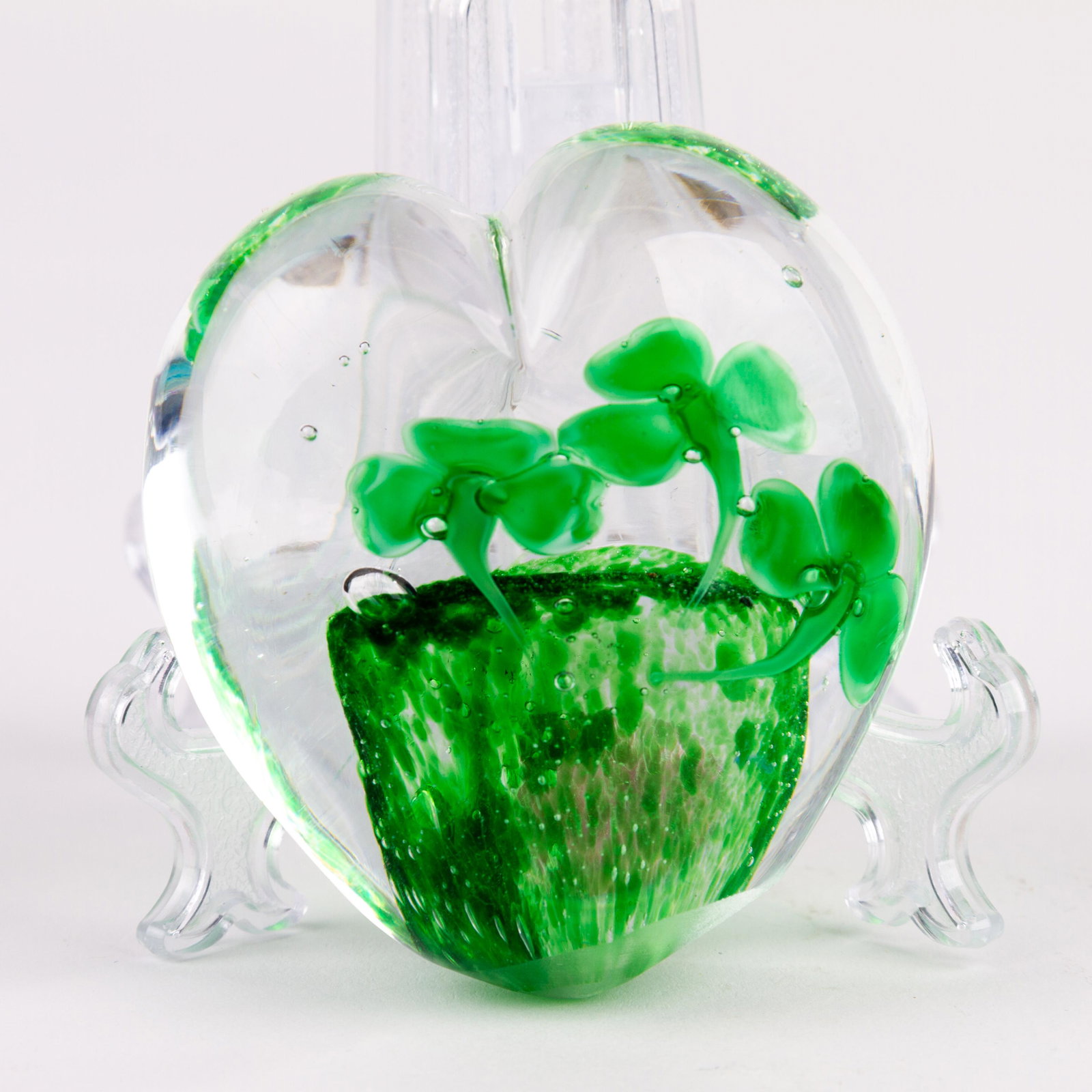 Scottish Glass Designer Paperweight: DIMENSIONS APPROX 3.5x6x6.5CM. Please carefully study all photographs to get an accurate idea of the object. In good condition, as seen. Shipping is in-house and we ship internationally to US and rest