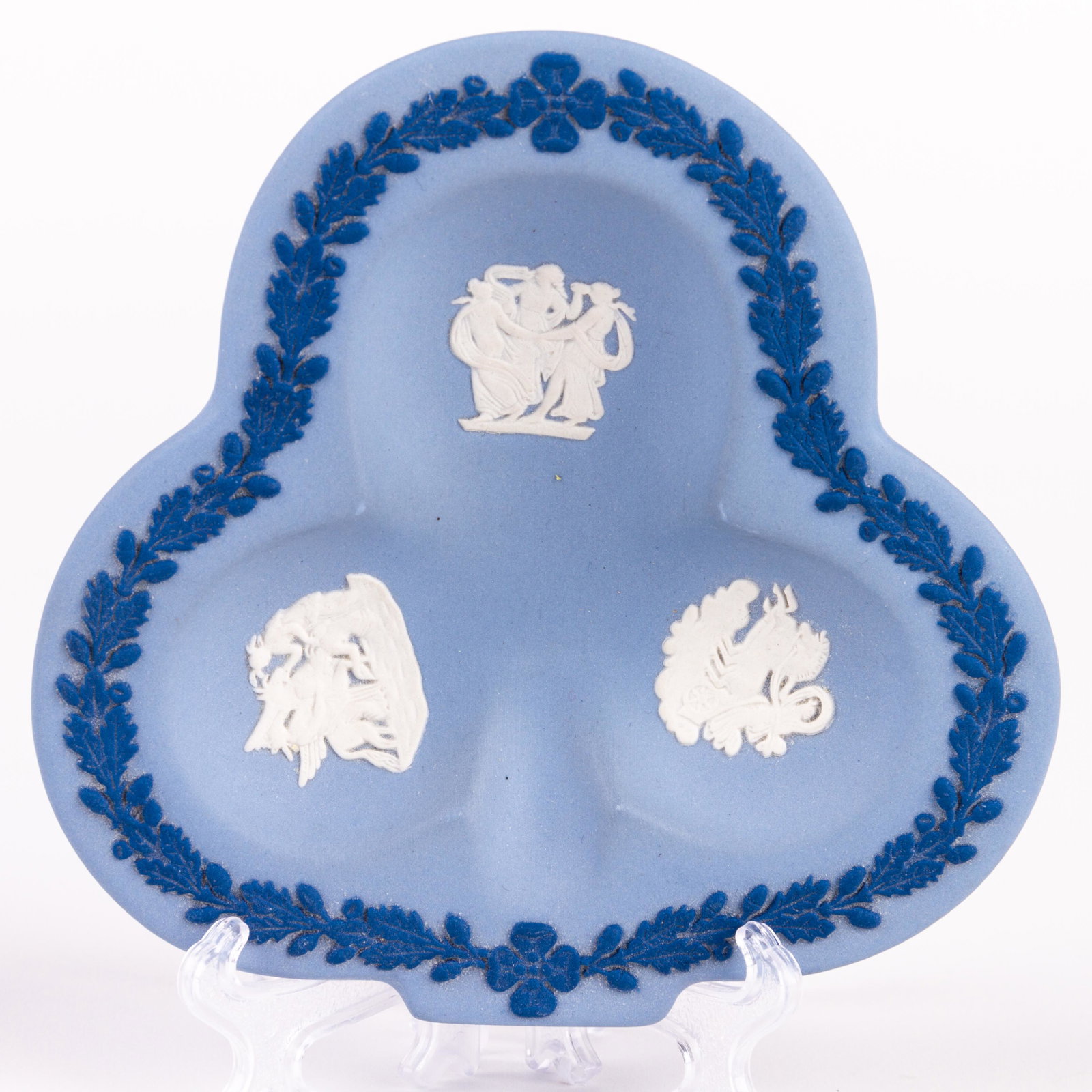 Wedgwood Blue Jasperware Neoclassical Dish: DIMENSIONS APPROX 12x12x2CM. Please carefully study all photographs to get an accurate idea of the object. In good condition, as seen. Shipping is in-house and we ship internationally to US and rest o