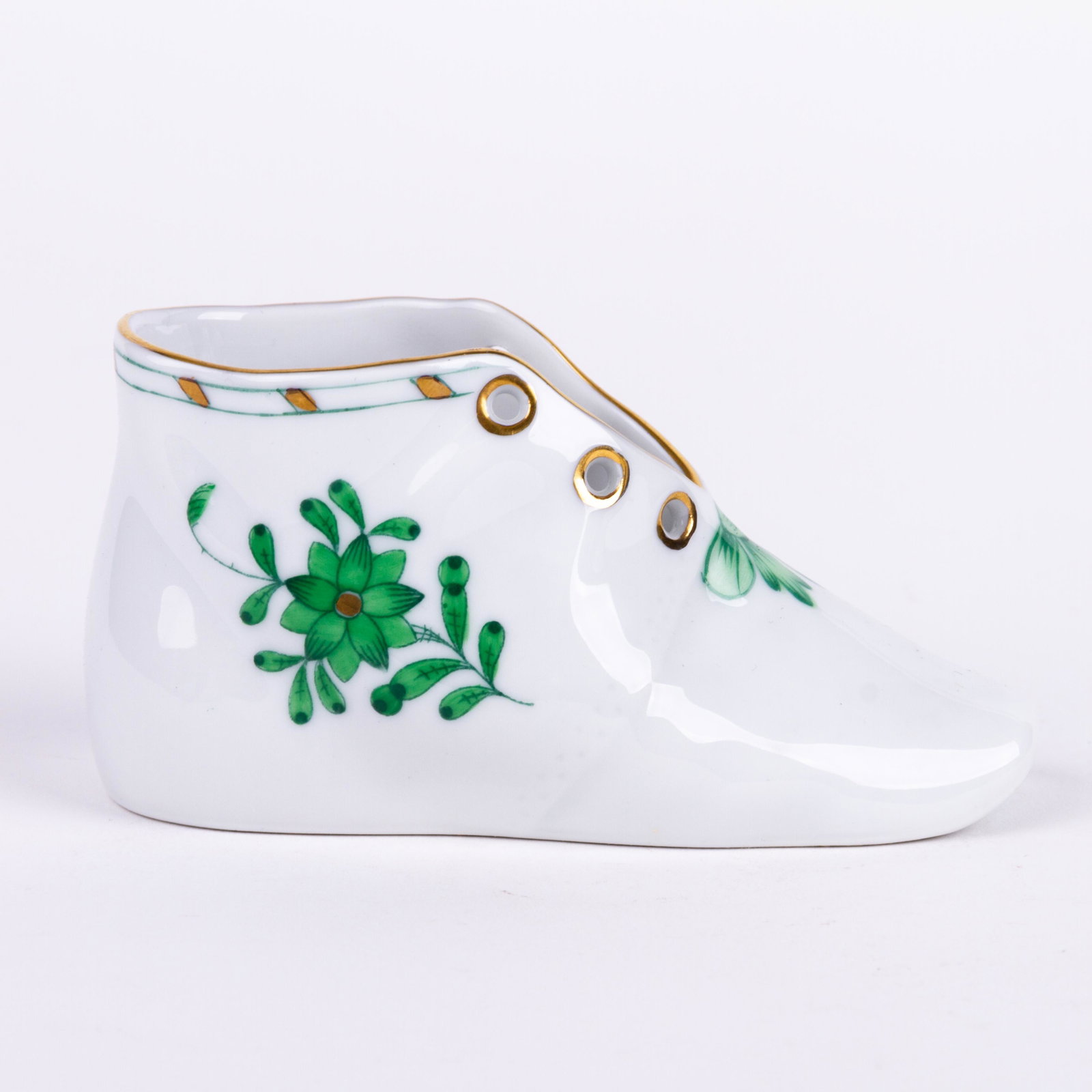 Herend Hungary Porcelain Chinese Bouquet Trinket Shoe: DIMENSIONS APPROX 5x10x5CM. Please carefully study all photographs to get an accurate idea of the object. In good condition, as seen. Shipping is in-house and we ship internationally to US and rest of