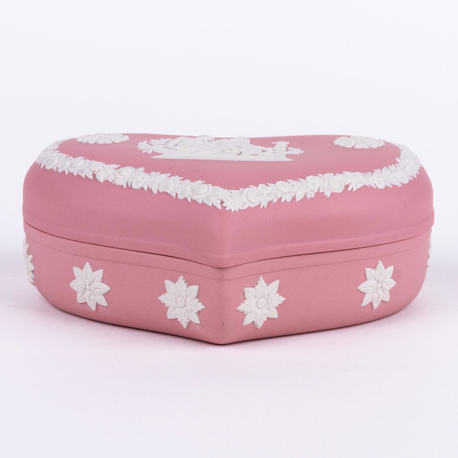 Wedgwood Pink Jasperware Neoclassical Trinket Box: DIMENSIONS APPROX 5x3.5x9.5CM. Please carefully study all photographs to get an accurate idea of the object. In good condition, as seen. Shipping is in-house and we ship internationally to US and rest