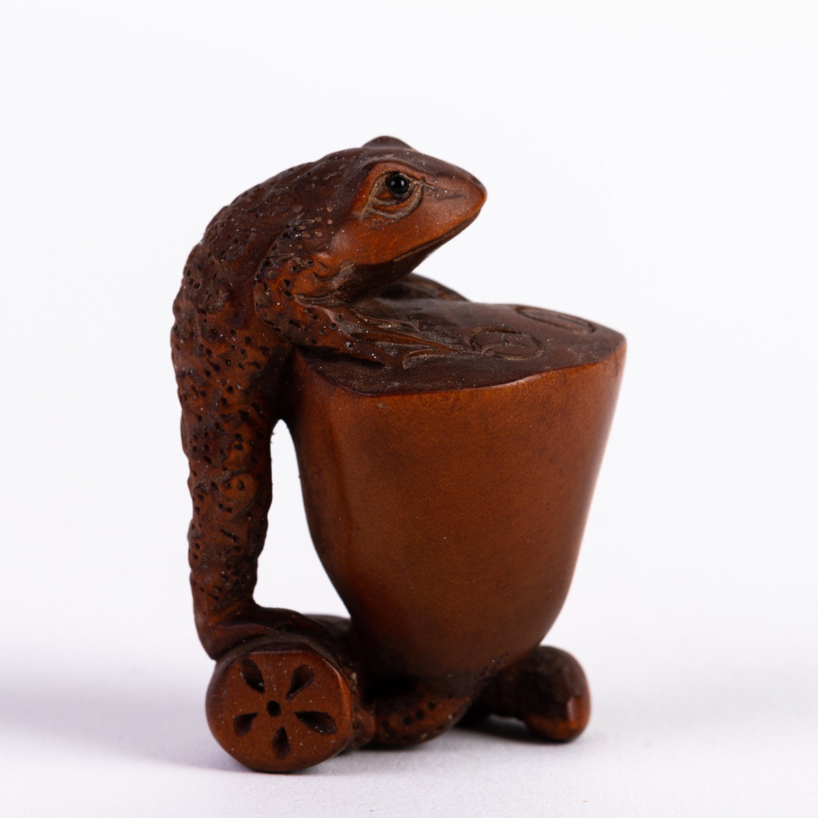 Japanese Boxwood Toad Netsuke: DIMENSIONS APPROX 3.5x3x4.5CM. Please carefully study all photographs to get an accurate idea of the object. In good condition, as seen. Shipping is in-house and we ship internationally to US and rest