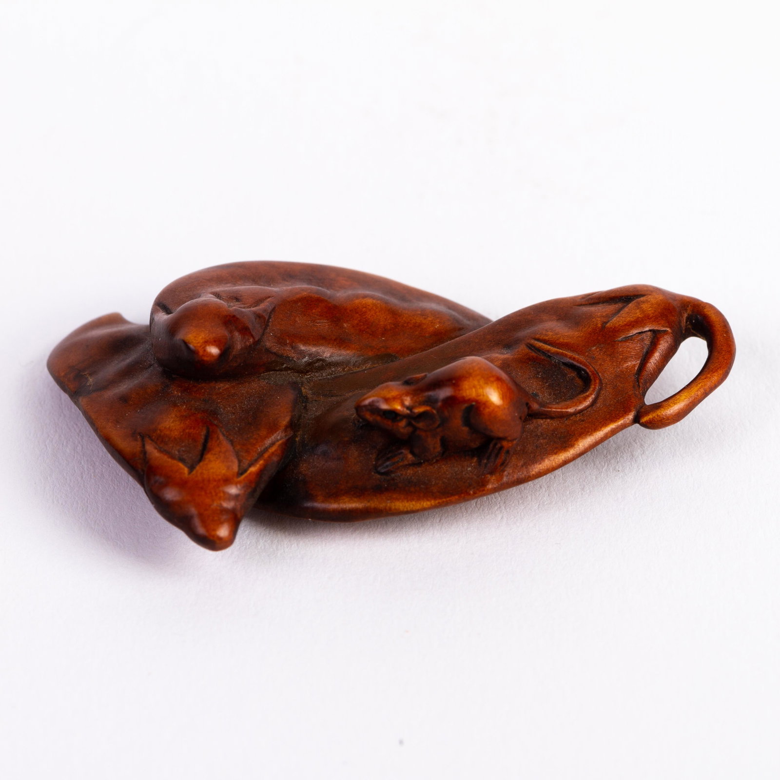 Japanese Signed Boxwood Mouse Netsuke: DIMENSIONS APPROX 6x4x1CM. Please carefully study all photographs to get an accurate idea of the object. In good condition, as seen. Shipping is in-house and we ship internationally to US and rest of 