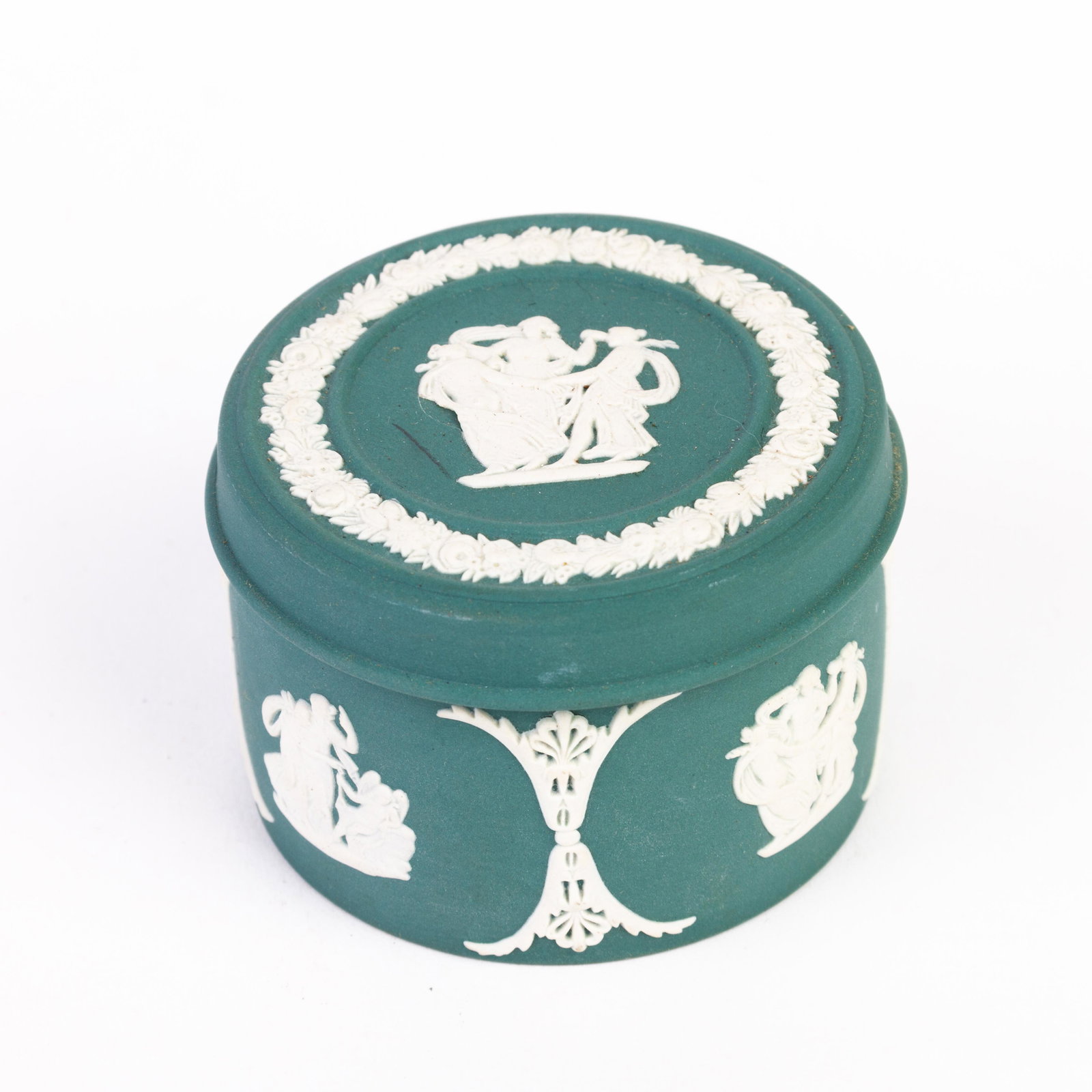 Wedgwood Jasperware Neoclassical Trinket Box: DIMENSIONS APPROX 7.5x7.5x5CM. Please carefully study all photographs to get an accurate idea of the object. In good condition, as seen. Shipping is in-house and we ship internationally to US and rest