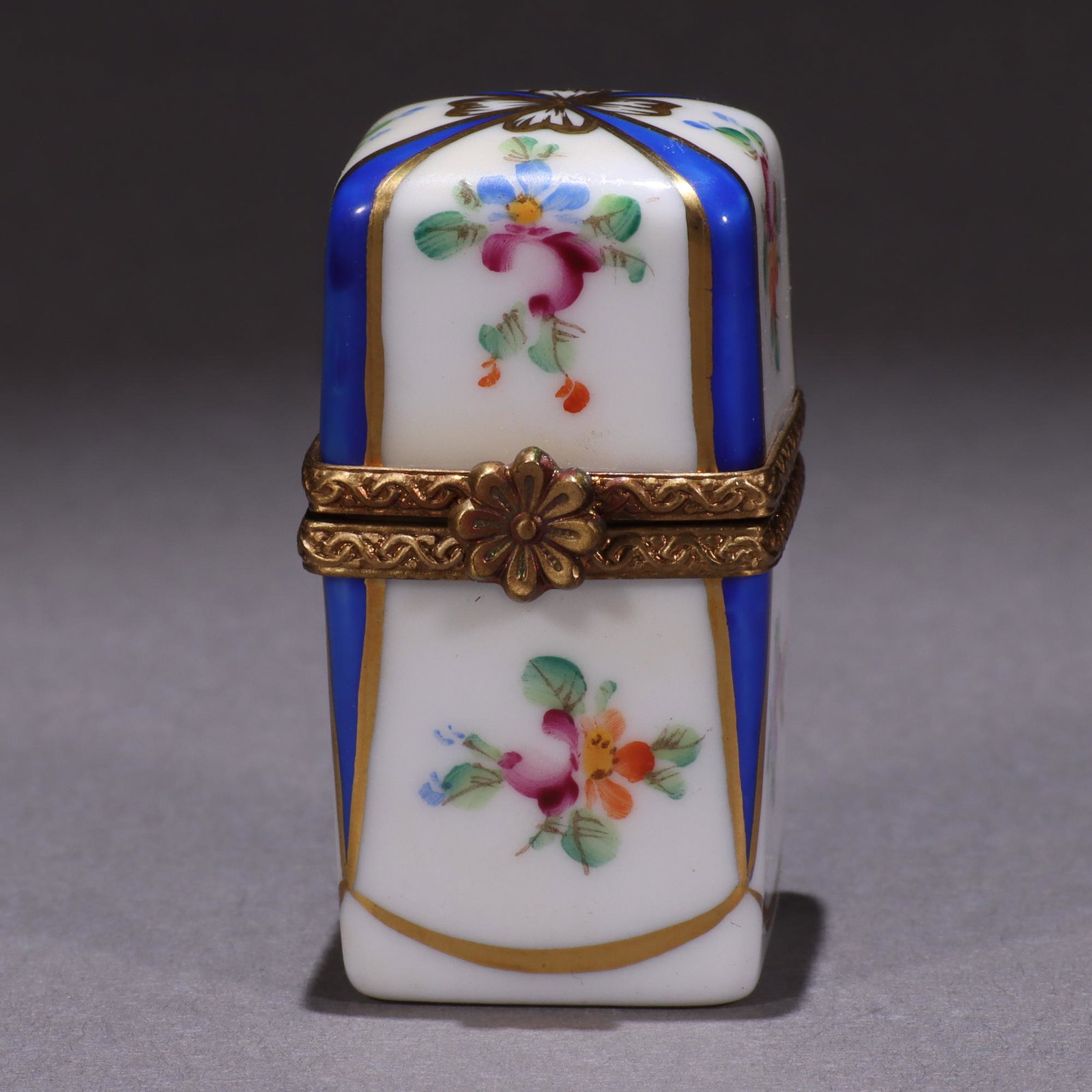 Limoges Fine French Porcelain Pillbox: MEASURING APPROX 4.5 X 2.2CM. Please carefully study all photographs to get an accurate idea of the object. In good condition, as seen. Shipping is in-house and we ship internationally to US and rest 