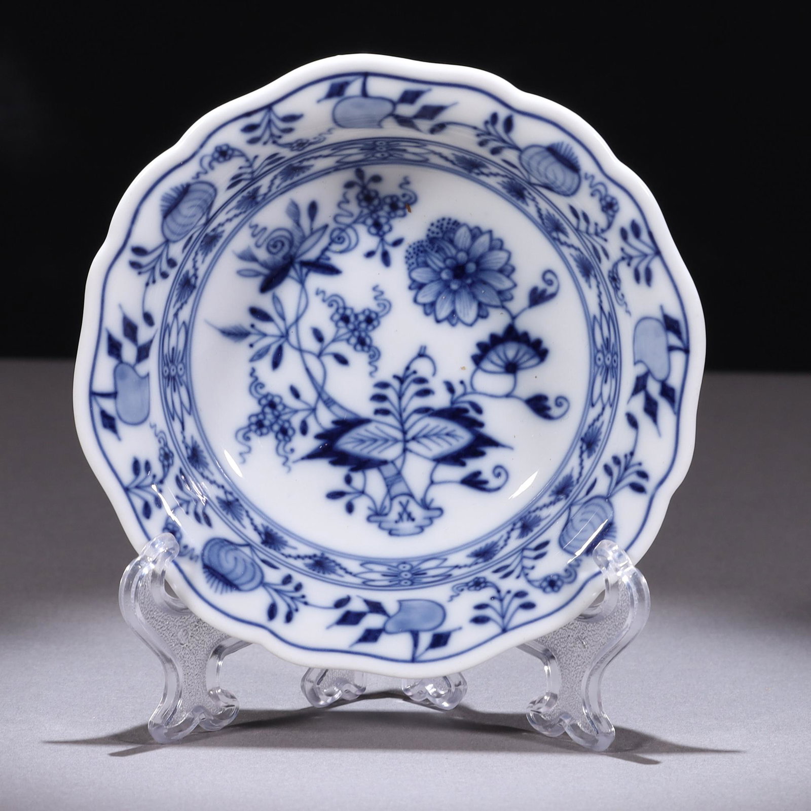 Meissen Fine Porcelain Plate: MEASURING APPROX 12 X 3CM. Please carefully study all photographs to get an accurate idea of the object. In good condition, as seen. Shipping is in-house and we ship internationally to US and rest of 