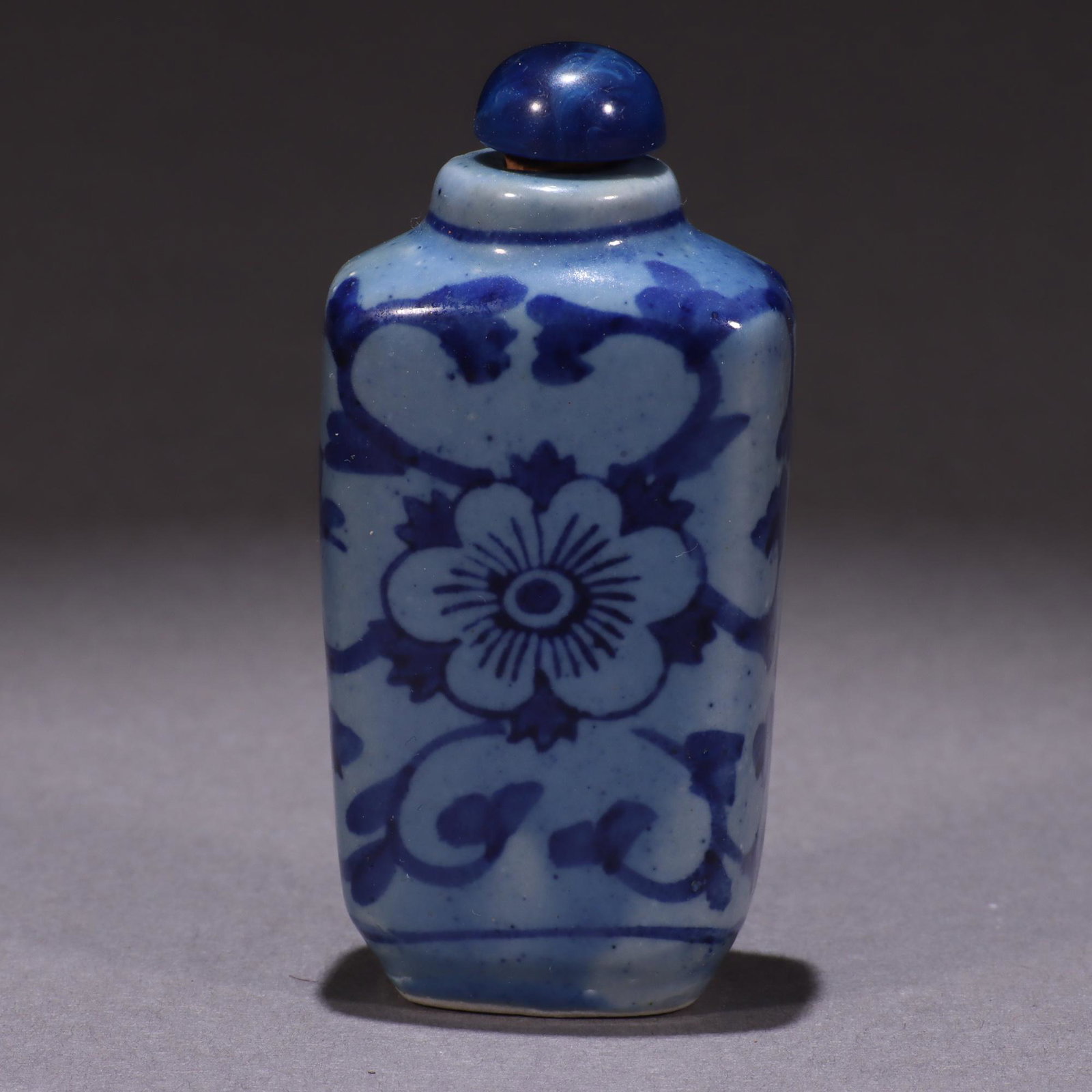 Chinese Porcelain Snuff Bottle: MEASURING APPROX 6 x 3cm. Please carefully study all photographs to get an accurate idea of the object. In good condition, as seen. Shipping is in-house and we ship internationally to US and rest of t
