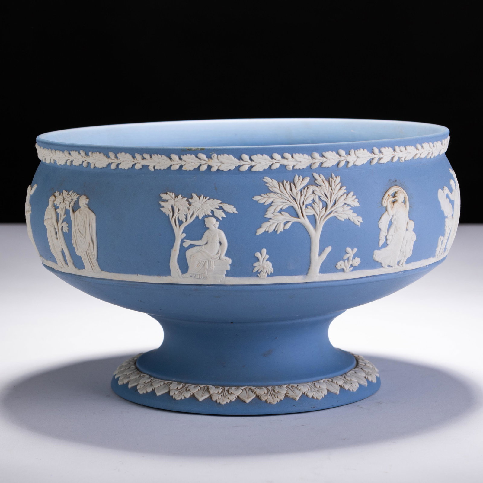 Wedgwood Jasperware Neoclassical Centrepiece Bowl: MEASURING APPROX 22CM X 13CM TALL. Please follow us on Instagram to stay updated with our current and future auctions: @albinus_auctions. Study all photographs carefully to get an accurate representat