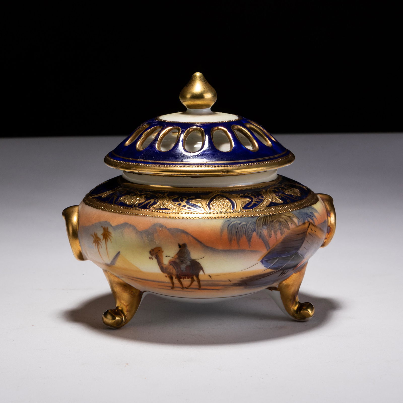 Japanese Noritake Orientalist Porcelain Pot Pourri: MEASURING APPROX 12.5 X 11CM TALL. Please follow us on Instagram to stay updated with our current and future auctions: @albinus_auctions. Study all photographs carefully to get an accurate representat