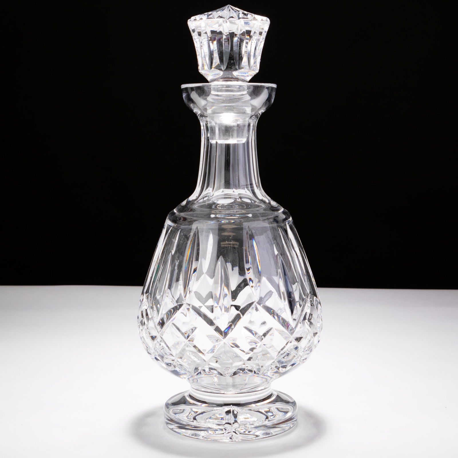 Fine Cut Crystal Wine Whiskey Decanter: MEASURES APPROX 29 X 12.5CM. Please follow us on Instagram to stay updated with our current and future auctions: @albinus_auctions. Study all photographs carefully to get an accurate representation of