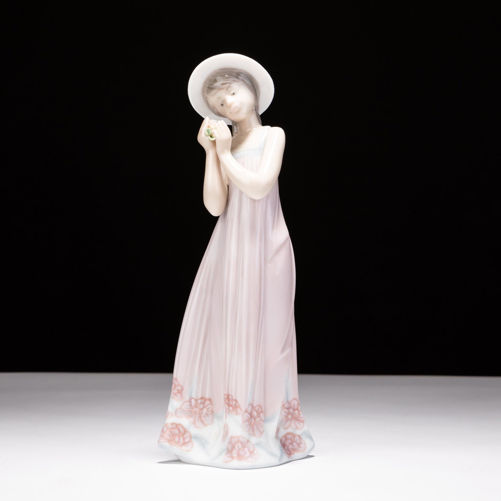 Lladro Fine Porcelain Statue: MEASURES APPROX 21.5 X 8CM. Please follow us on Instagram to stay updated with our current and future auctions: @albinus_auctions. Study all photographs carefully to get an accurate representation of 