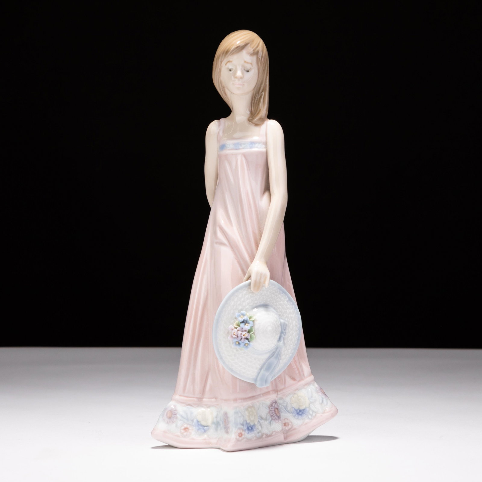Lladro Fine Porcelain Statue: MEASURES APPROX 21 X 9.5CM. Please follow us on Instagram to stay updated with our current and future auctions: @albinus_auctions. Study all photographs carefully to get an accurate representation of 