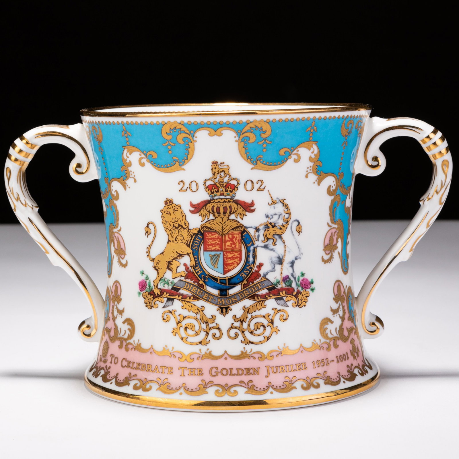 Golden Jubilee 24 KT Gold Porcelain Loving Cup Buckingham Palace: MEASURES APPROX 18 X 12 X 11CM HIGH. Please follow us on Instagram to stay updated with our current and future auctions: @albinus_auctions. Study all photographs carefully to get an accurate represent