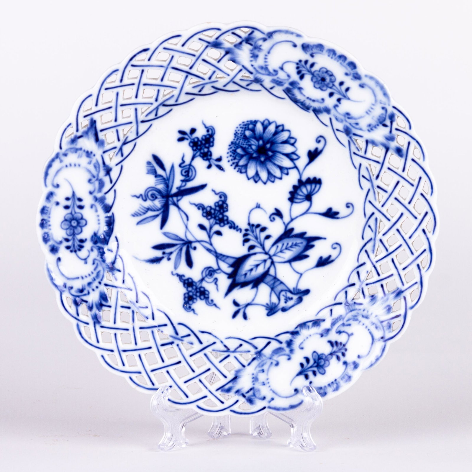 Meissen Reticulated Porcelain Plate: DIMENSIONS APPROX 2x5x5CM. Please carefully study all photographs to get an accurate idea of the object. In good condition, as seen. Shipping is in-house and we ship internationally to US and rest of 
