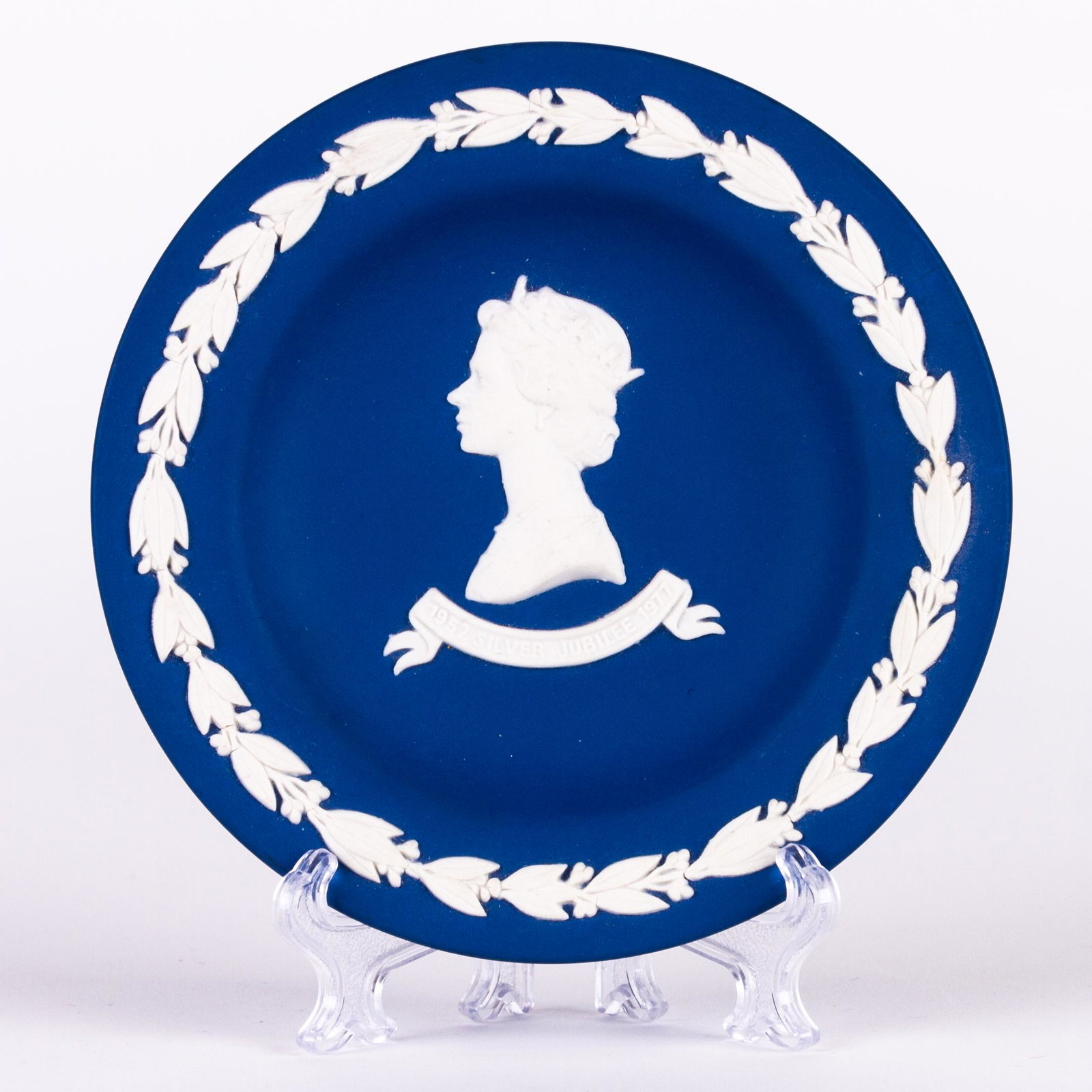 Wedgwood Blue Jasperware Queen Elizabeth II plate: DIMENSIONS APPROX 1.5x11x11CM. Please carefully study all photographs to get an accurate idea of the object. In good condition, as seen. Shipping is in-house and we ship internationally to US and rest