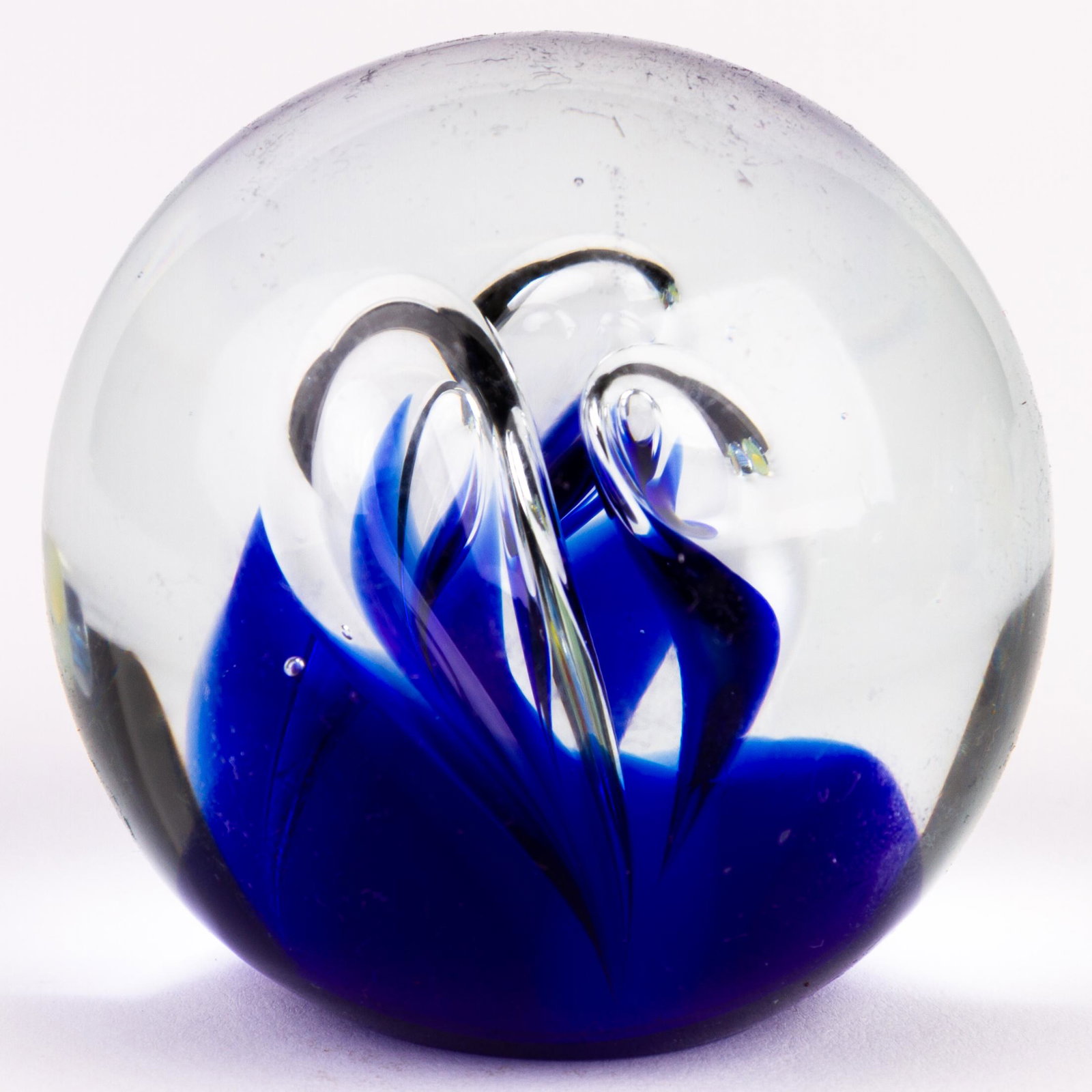 Scottish Glass Designer Paperweight: DIMENSIONS APPROX 6.5x6.5x6.5CM. Please carefully study all photographs to get an accurate idea of the object. In good condition, as seen. Shipping is in-house and we ship internationally to US and re