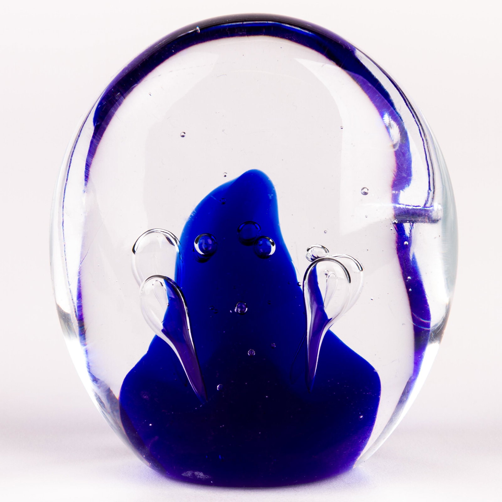 Scottish Glass Designer Paperweight: DIMENSIONS APPROX 5.5x8x9.5CM. Please carefully study all photographs to get an accurate idea of the object. In good condition, as seen. Shipping is in-house and we ship internationally to US and rest