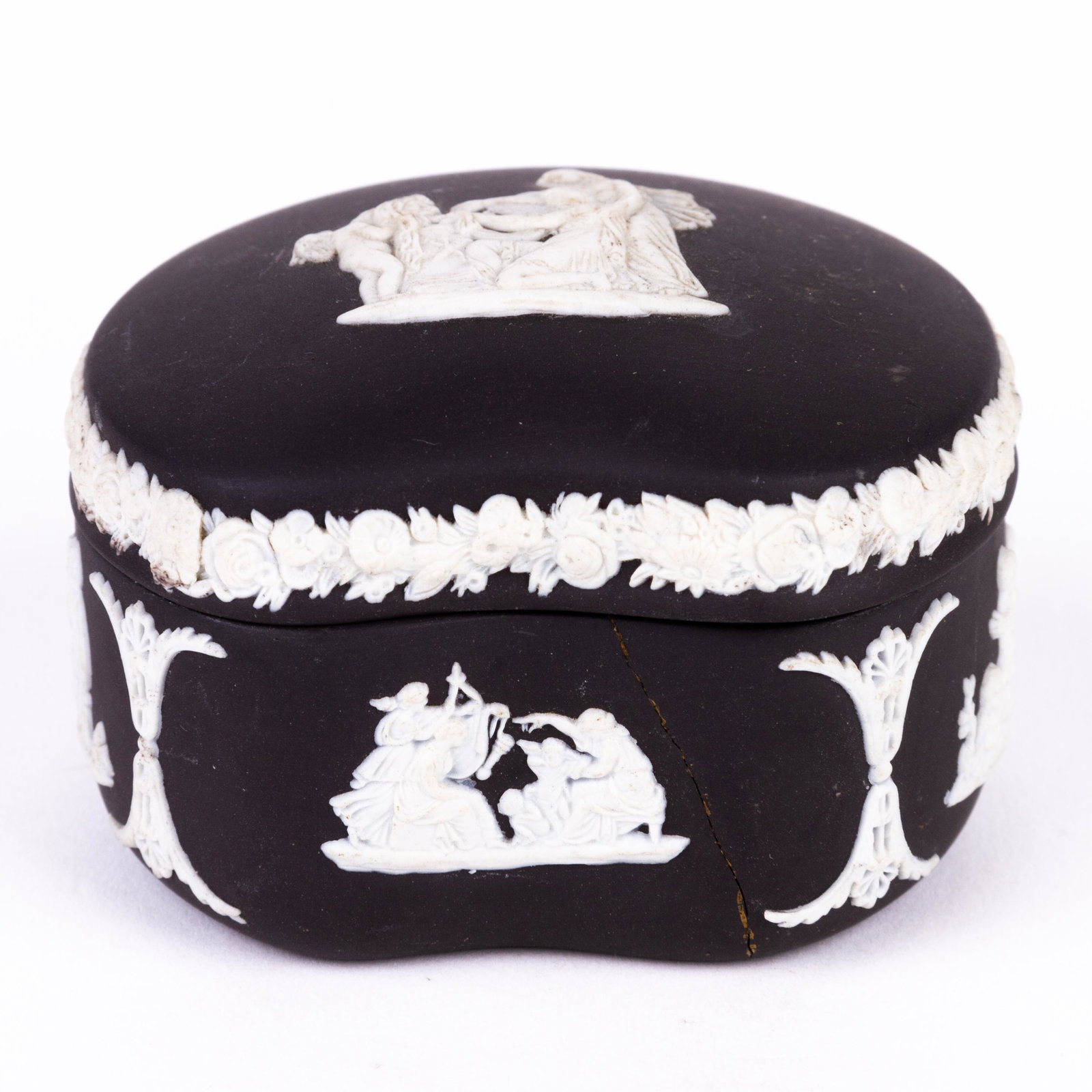 Wedgwood Black Basalt Neoclassical Lidded Trinket Box: DIMENSIONS APPROX 4.5x7x6.5CM. Please carefully study all photographs to get an accurate idea of the object. In good condition, as seen. Shipping is in-house and we ship internationally to US and rest