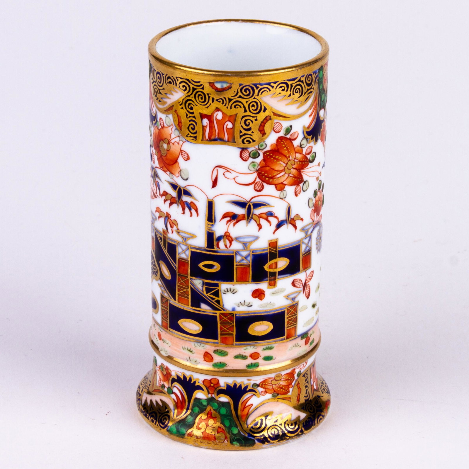 Regency Spode Imari Spill Vase ca. 1810: DIMENSIONS APPROX 11X5.5X5.5CM. Please carefully study all photographs to get an accurate idea of the object. In good condition, as seen. Shipping is in-house and we ship internationally to US and res