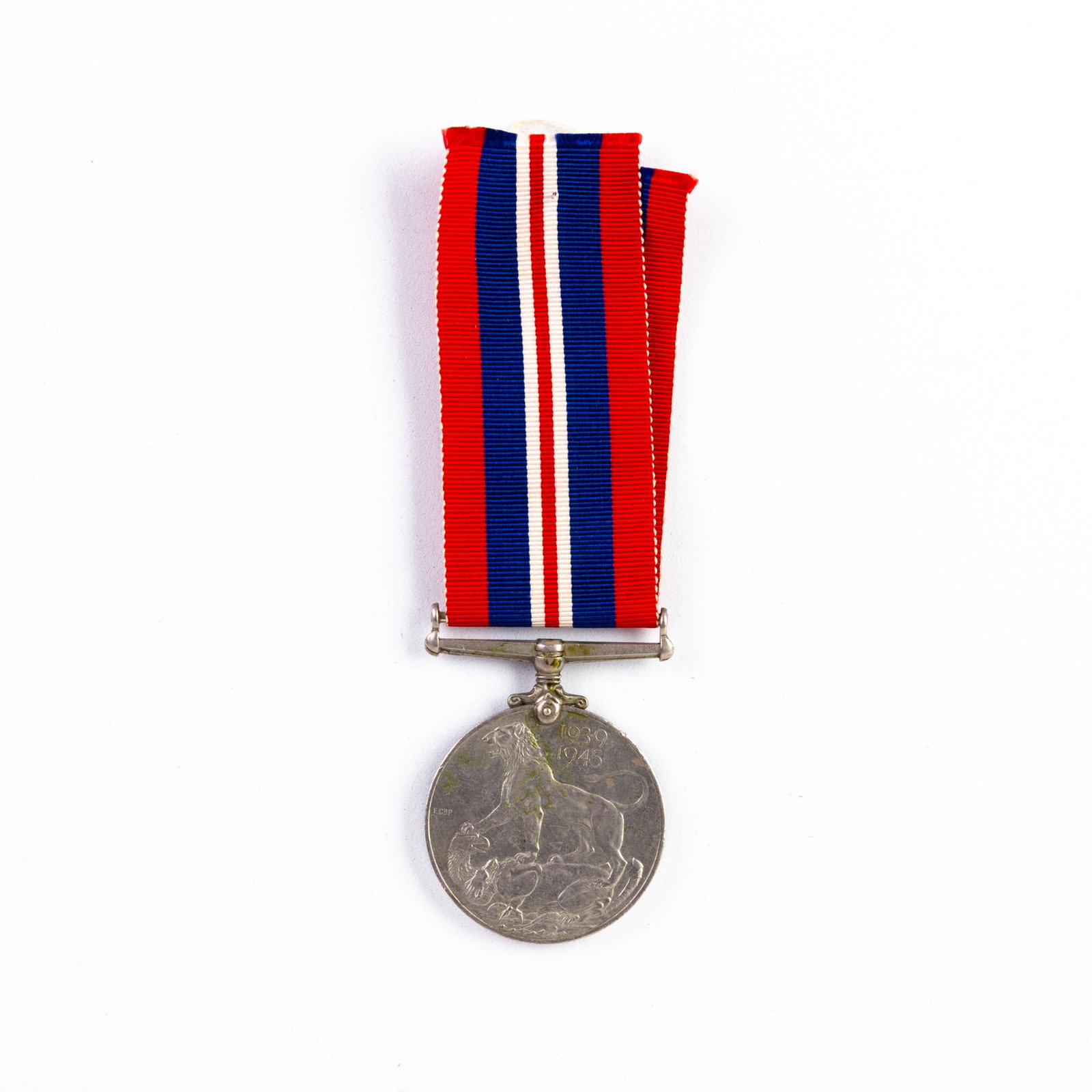 WWII 1939-1945 War Service Medal: DIMENSIONS APPROX 4x5x0.5CM. Please carefully study all photographs to get an accurate idea of the object. In good condition, as seen. Shipping is in-house and we ship internationally to US and rest o