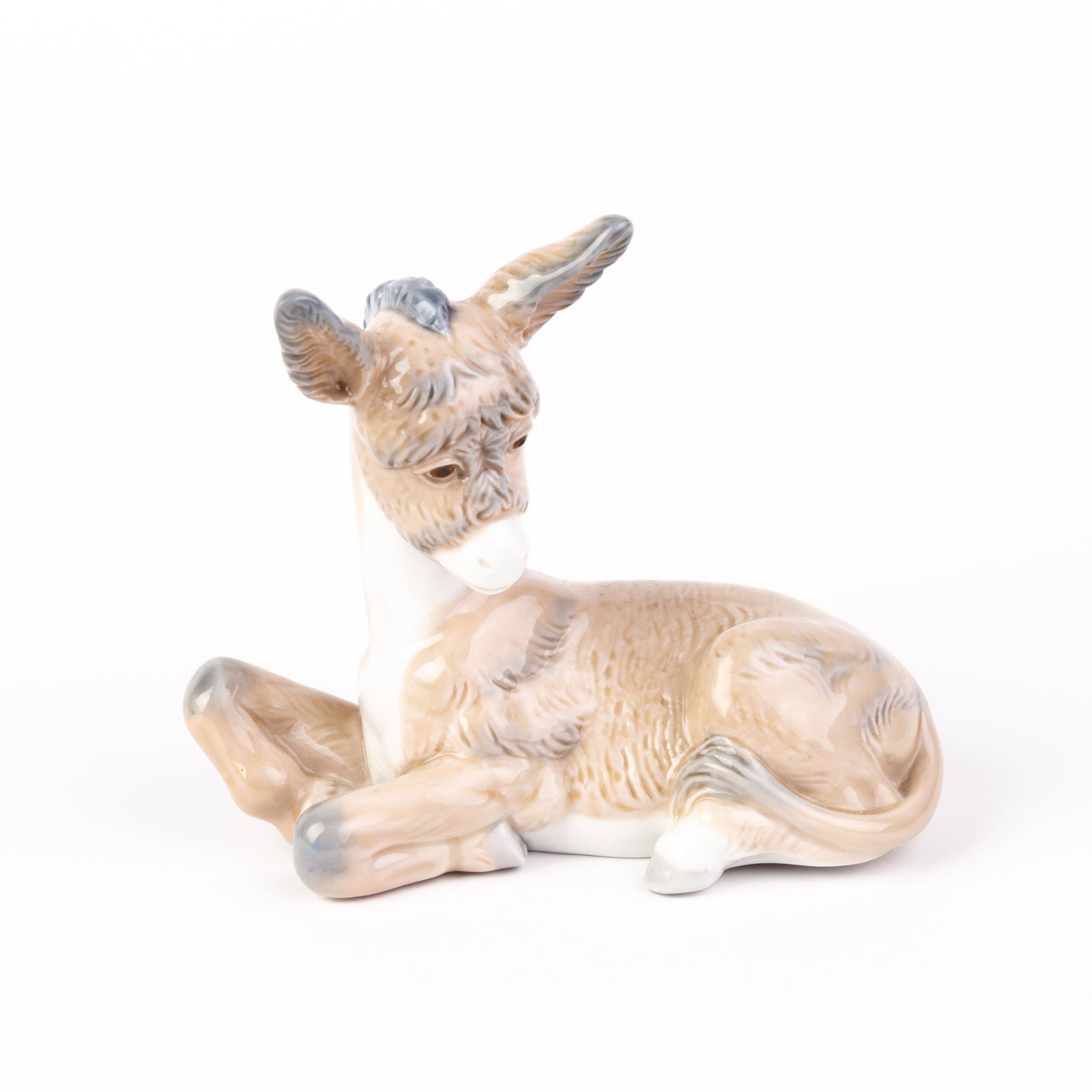 Nao Lladro Fine Porcelain Donkey Figure: DIMENSIONS APPROX 13x17x8CM. Please carefully study all photographs to get an accurate idea of the object. In good condition, as seen. Shipping is in-house and we ship internationally to US and rest o