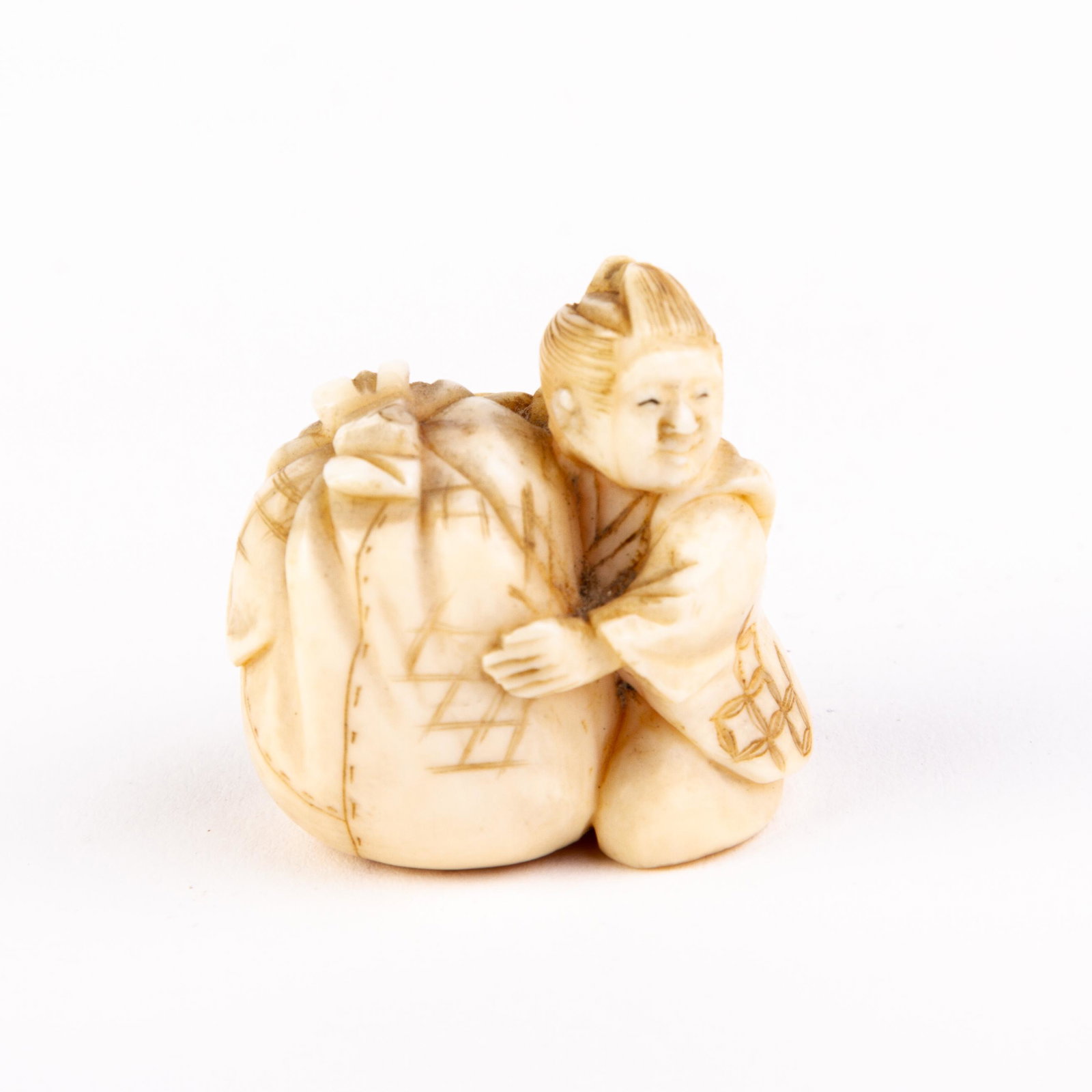 Signed Japanese Carved Netsuke Inro: DIMENSIONS APPROX 3x3x2CM. Please carefully study all photographs to get an accurate idea of the object. In good condition, as seen. Shipping is in-house and we ship internationally to US and rest of 