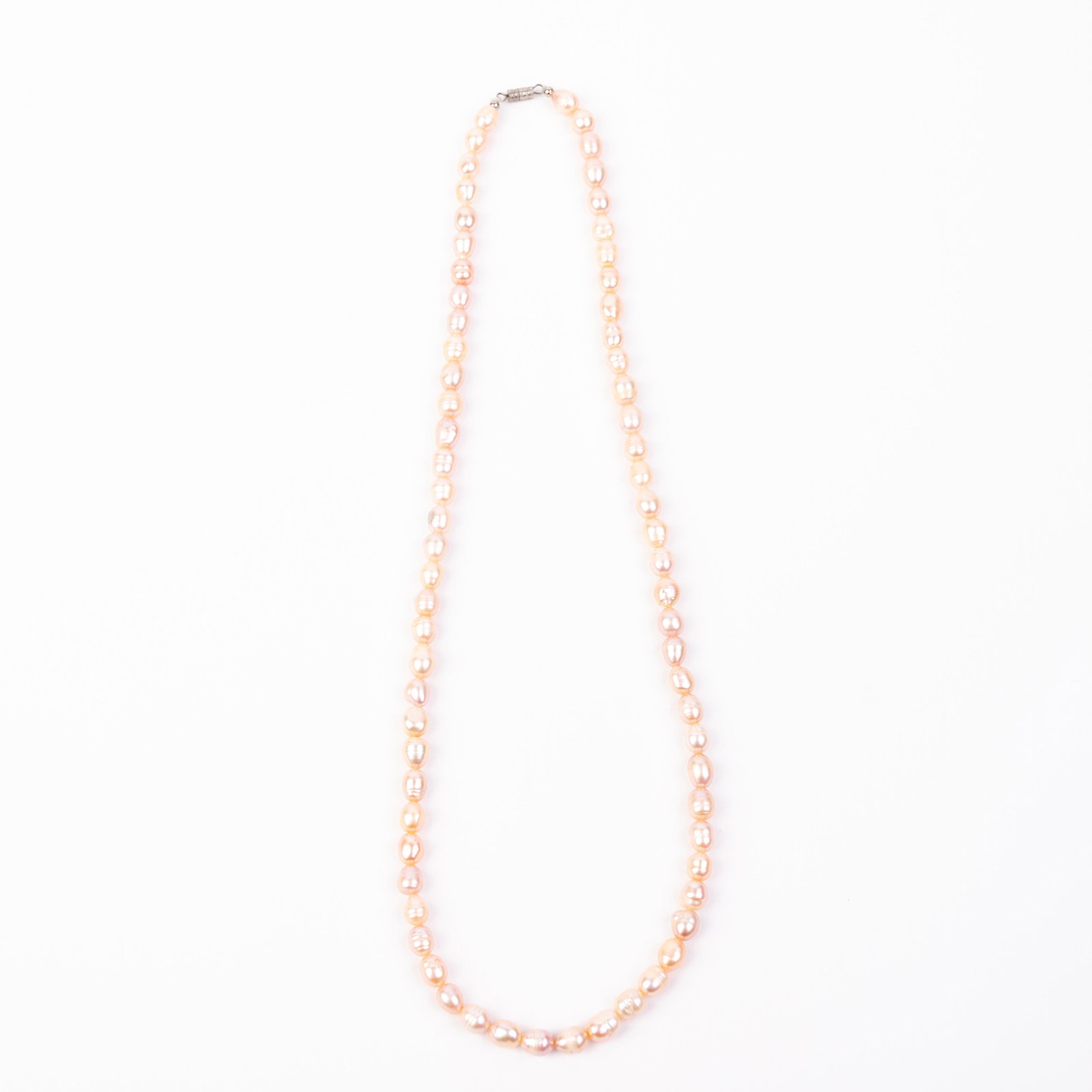 Pink Baroque Pearl Necklace: DIMENSIONS APPROX 60x1x1CM. Please carefully study all photographs to get an accurate idea of the object. In good condition, as seen. Shipping is in-house and we ship internationally to US and rest of