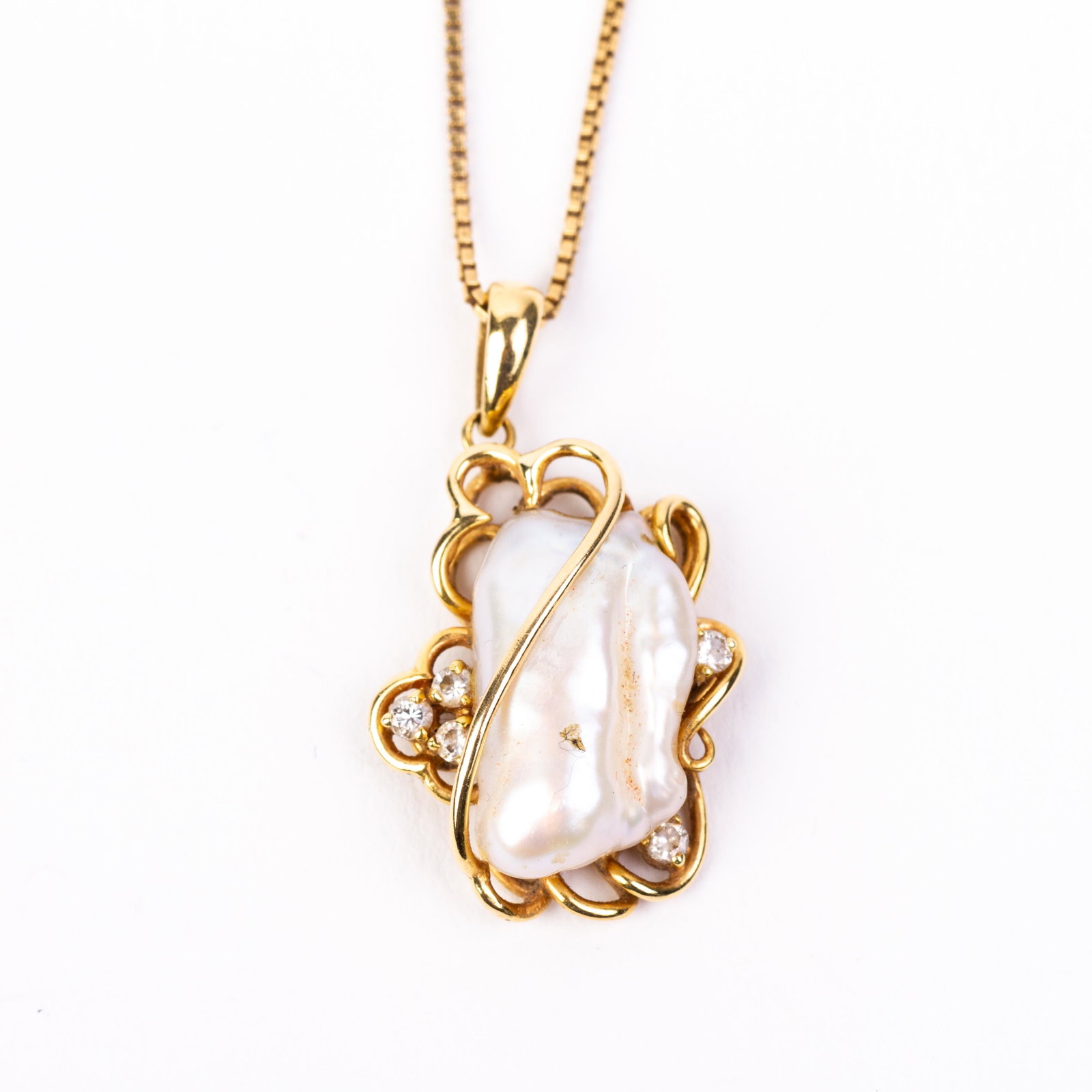 18KT Yellow Gold Baroque Pearl & Diamond Pendant: DIMENSIONS APPROX 2x50x1CM. Please carefully study all photographs to get an accurate idea of the object. In good condition, as seen. Shipping is in-house and we ship internationally to US and rest of