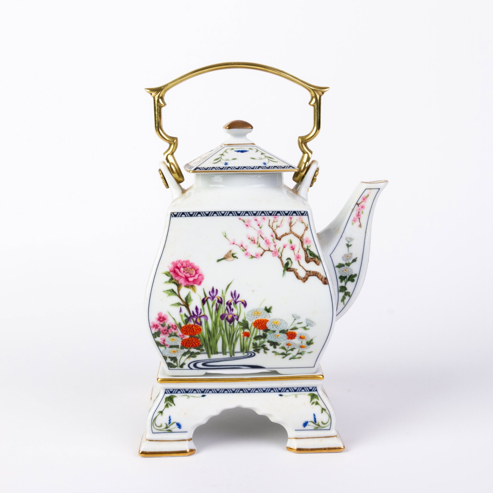 Franklin Mint Porcelain Japanese Teapot: DIMENSIONS APPROX 28x15x15CM. Please carefully study all photographs to get an accurate idea of the object. In good condition, as seen. Shipping is in-house and we ship internationally to US and rest 