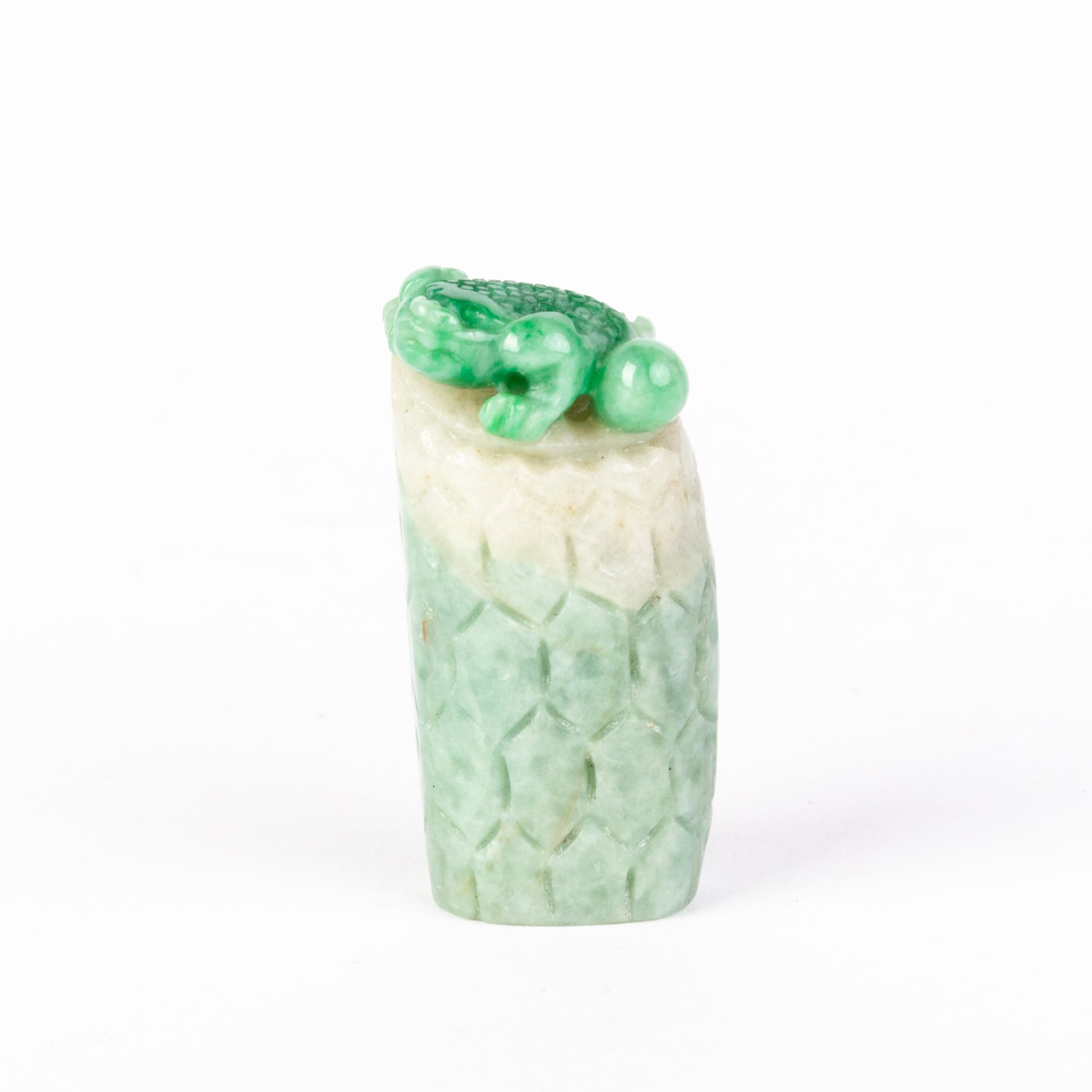Chinese Carved Jade Frog Seal Sculpture: DIMENSIONS APPROX 4.5x2x1.5CM. Please carefully study all photographs to get an accurate idea of the object. In good condition, as seen. Shipping is in-house and we ship internationally to US and rest