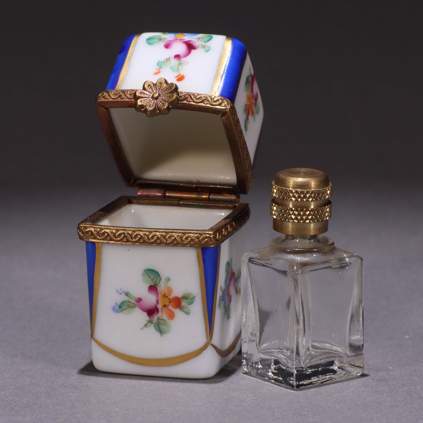 MEASURING APPROX 4.5 X 2.2CM. Please carefully study all photographs to get an accurate idea of the: Limoges Fine French Porcelain Pillbox