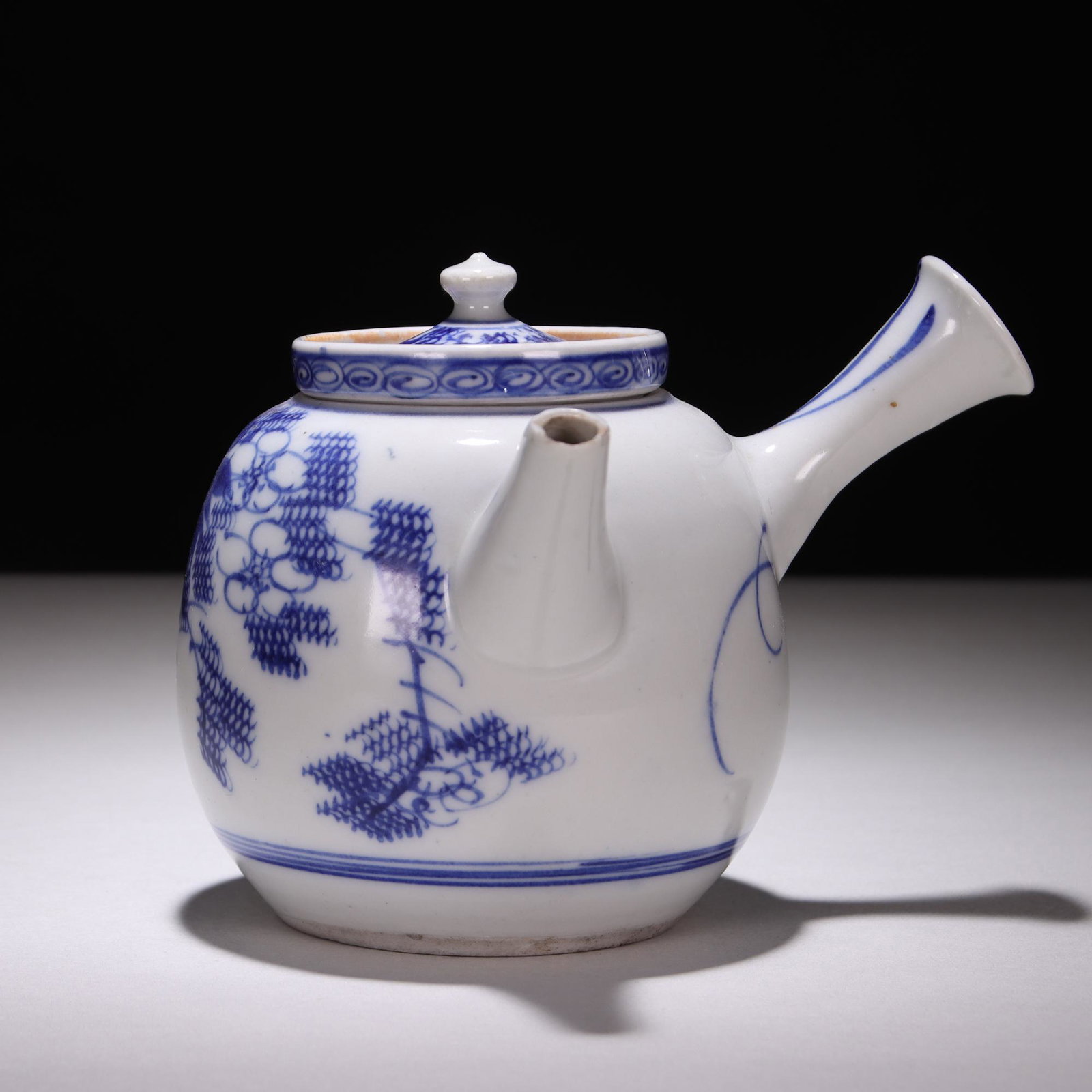 Japanese Edo Porcelain Teapot: DIMENSIONS APPROX 9.5 x 13cm. Please study all photographs carefully to get an accurate representation of the item. Please message us for information on dimensions/condition report. We offer in-house 