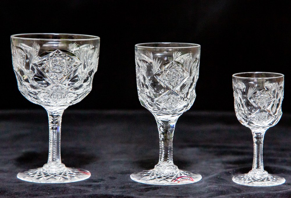 Hawkes Queens Red Wine Brilliant Cut Glass Stem: This lot is for a (1) red wine stem by Hawkes in their ever popular Queens design. Amazing optical effect on a stem. All pieces are signed with the trefoil logo or the word Hawkes. The red wine. The r