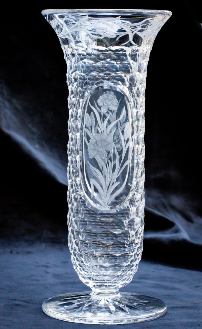 Beautiful Sinclaire Engraving & Honeycomb American Brilliant Cut Glass Vase: Gorgeous, optical vase by Sinclaire with copper wheel engraving and St. Louis Diamond/Honeycomb cutting.