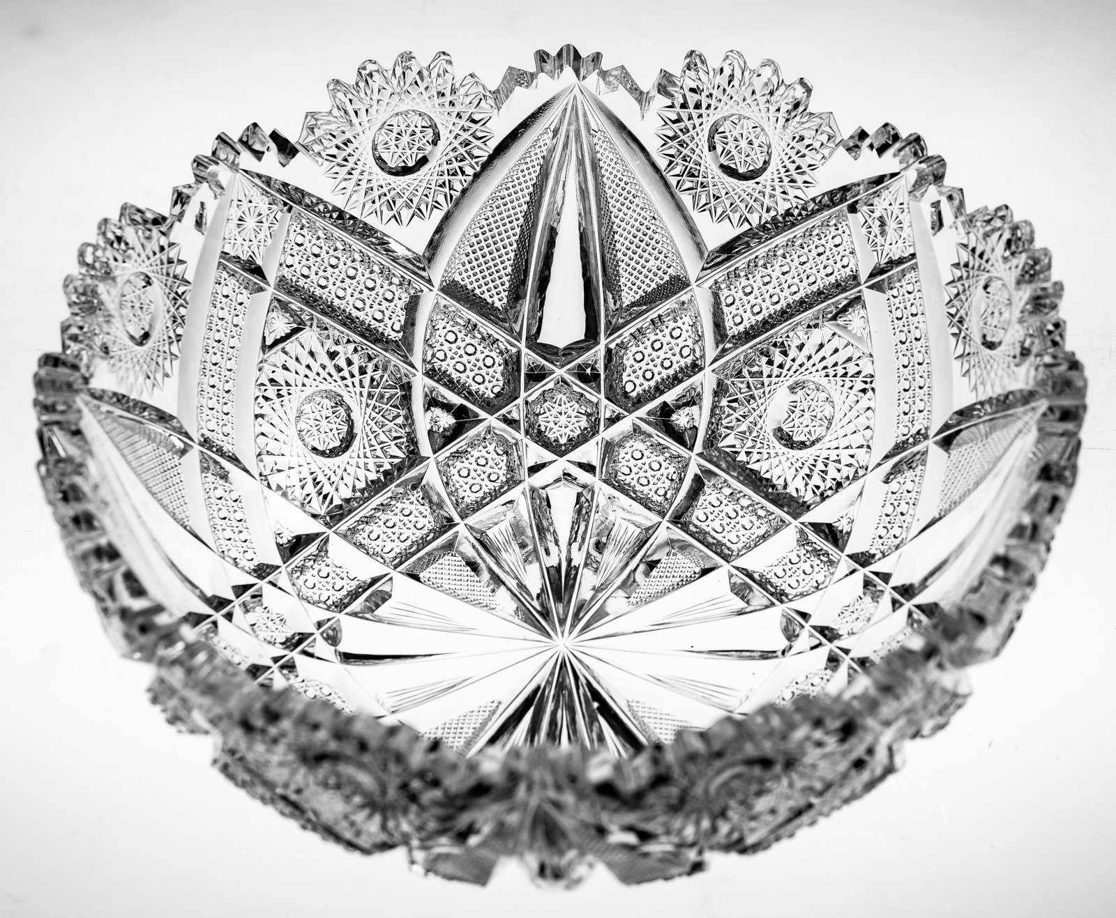Beautiful Early J. Hoare American Brilliant Cut Glass Eleanor Bowl: Beautiful example of this rare clear-tusk pattern cut by J. Hoare in the early portion of the Brilliant Period. I've always loved how they divied the tusk up from the outer portion of the pattern to t