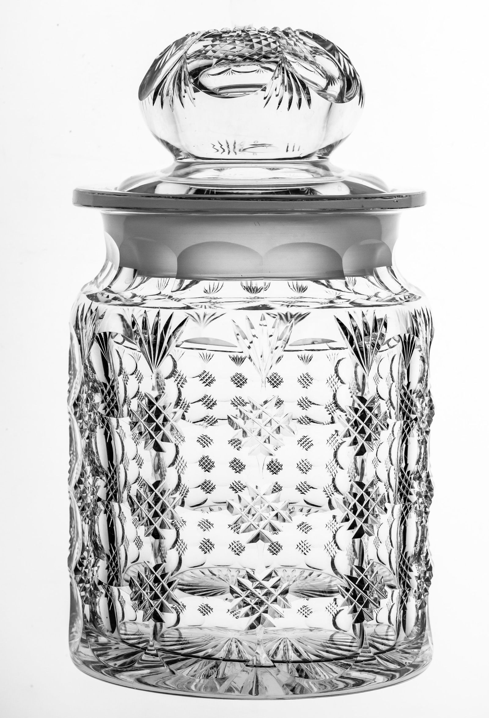 Gorgeous Pairpoint Savoy American Brilliant Period Cut Glass Humidor: Elegant humidor cut by Pairpoint in their Savoy design - one of the really great optical patterns. Pairpoint went one further on this piece and cut the lid in pattern - something you seldom see on a h