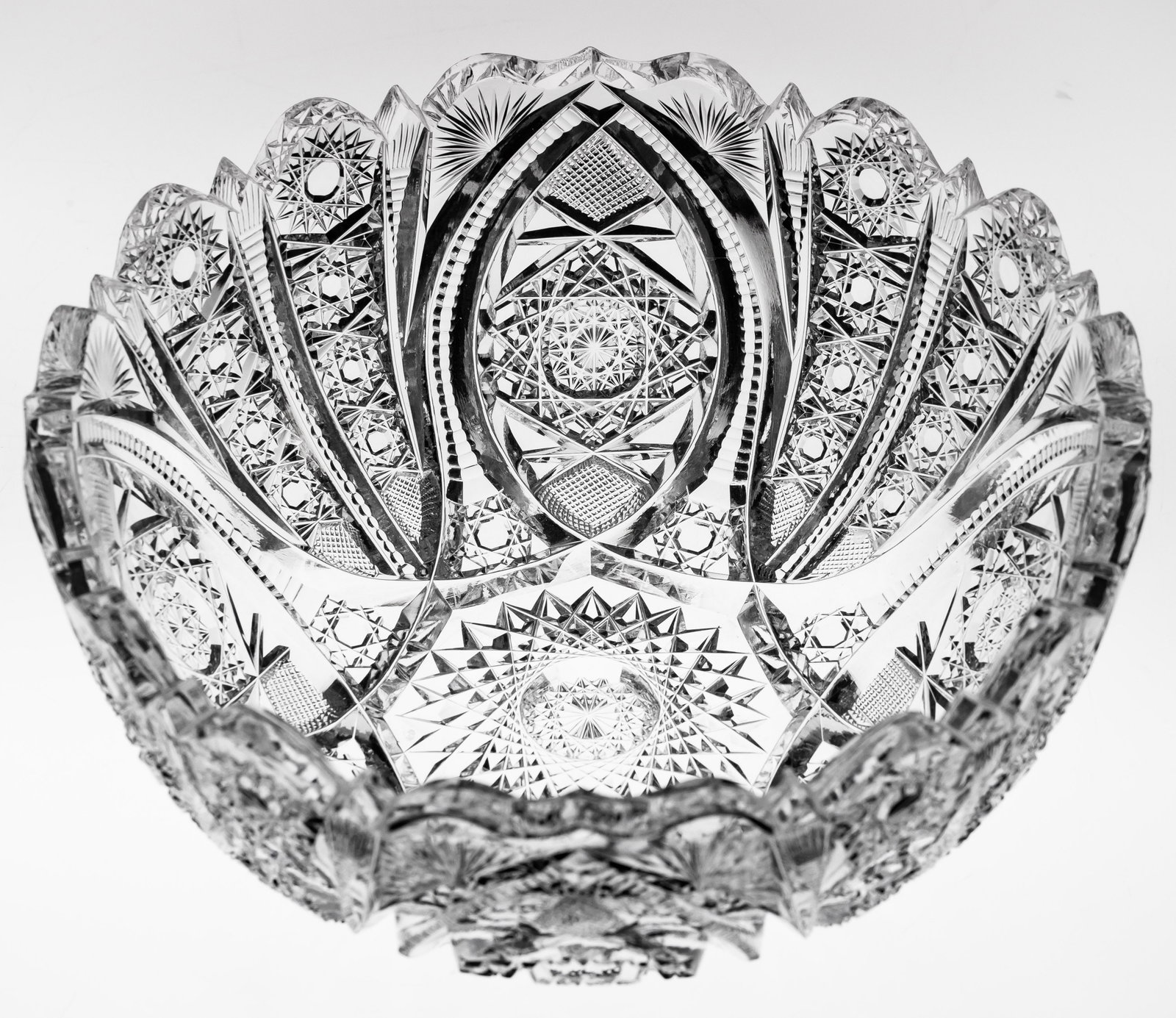 Elegant Gundy Clapperton Brilliant Period Cut Glass Bowl: Really well done bowl by Gundy Clapperton - in a design with a similar set up to Hawkes' Oriental. Love the pattern integration into the wavy rim. The bowl is signed by Gundy.