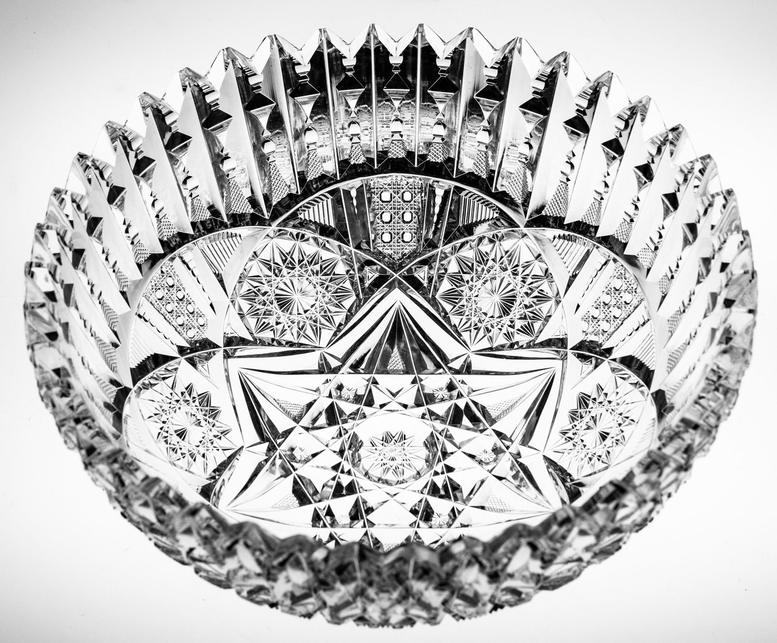 Classic Libbey Ellsmere American Brilliant Period Cut Glass Bowl Crystal: A beautiful, perfect example of Libbey's highly collectible Ellsmere design. Great blank, signed Libbey with perfectly executed cutting.