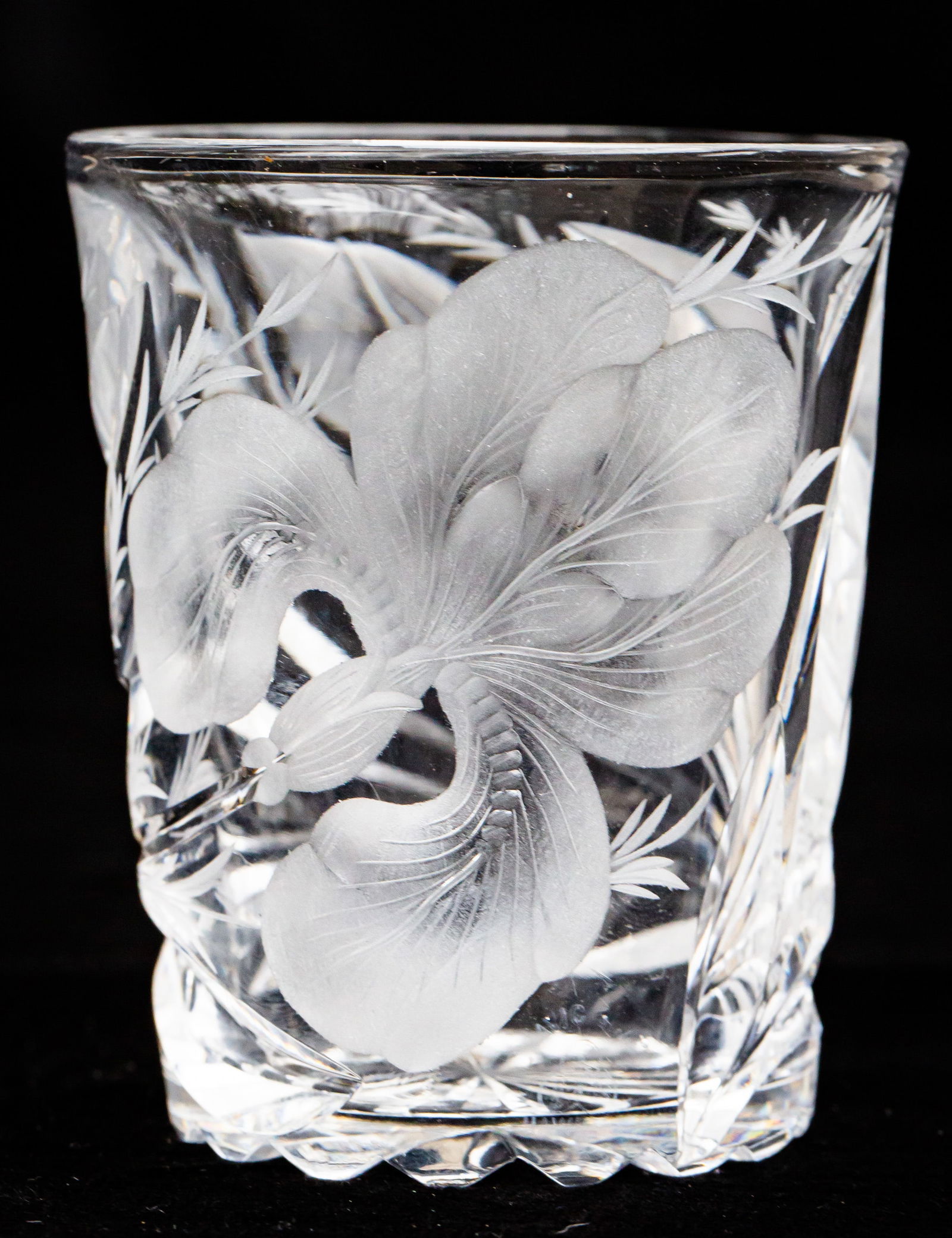 Beautiful Hawkes Gravic Iris American Brilliant Period Cut Glass Engraved Whiskey Tumbler: This whiskey tumbler was cut and engraved by Hawkes in their Gravic Iris design. It is signed and on a beautiful blank. The identical piece sold in the 9/5/25 Woody Auction sale for $175. Not an easy