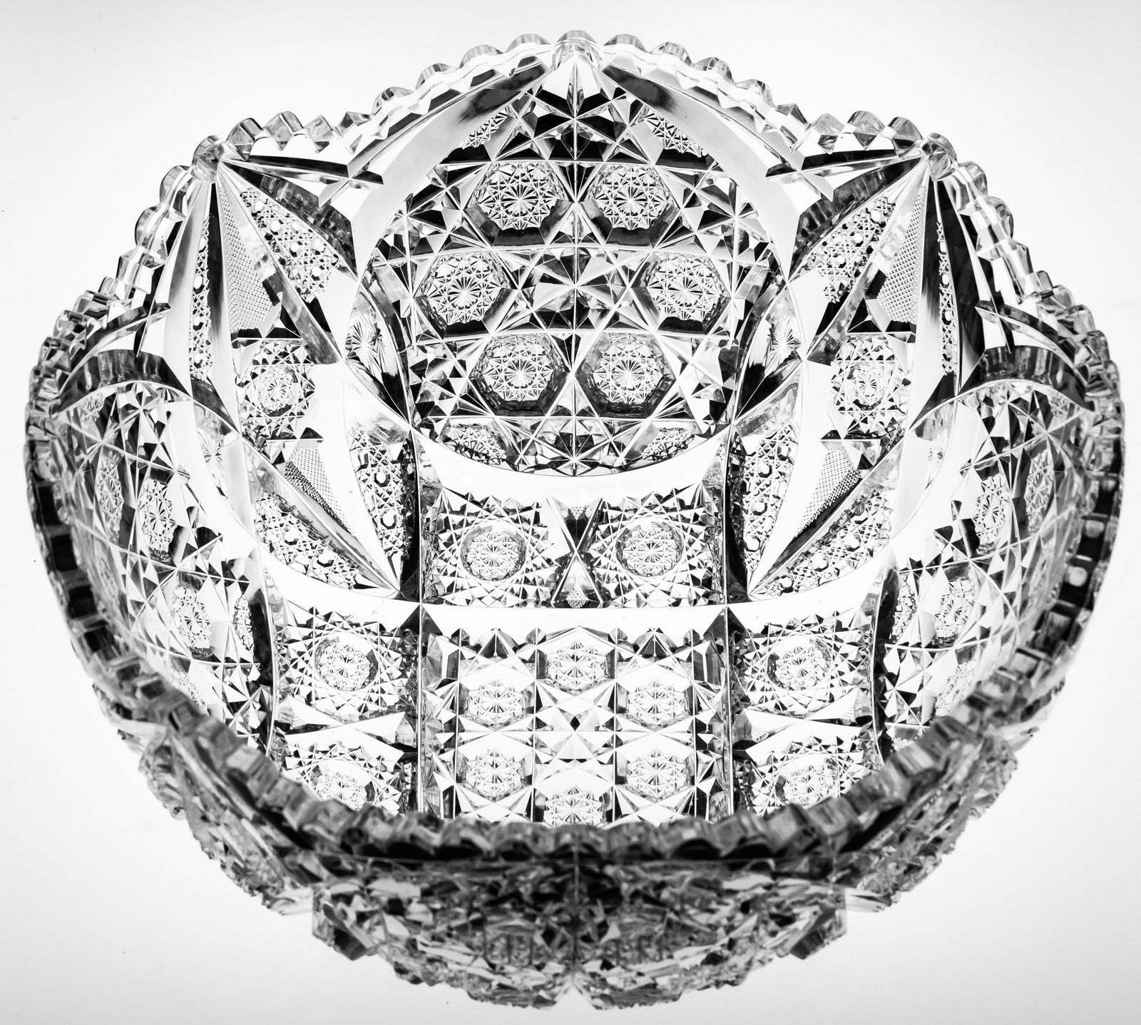 Stellar Egginton Spartan American Brilliant Period Cut Glass Deep Bowl: This bowl was cut in Egginton's incredbily rare Spartan design. In my 30 years of collecting, I was lucky enough to once own this same bowl but have only seen 3 other piece in addition to this one. Th