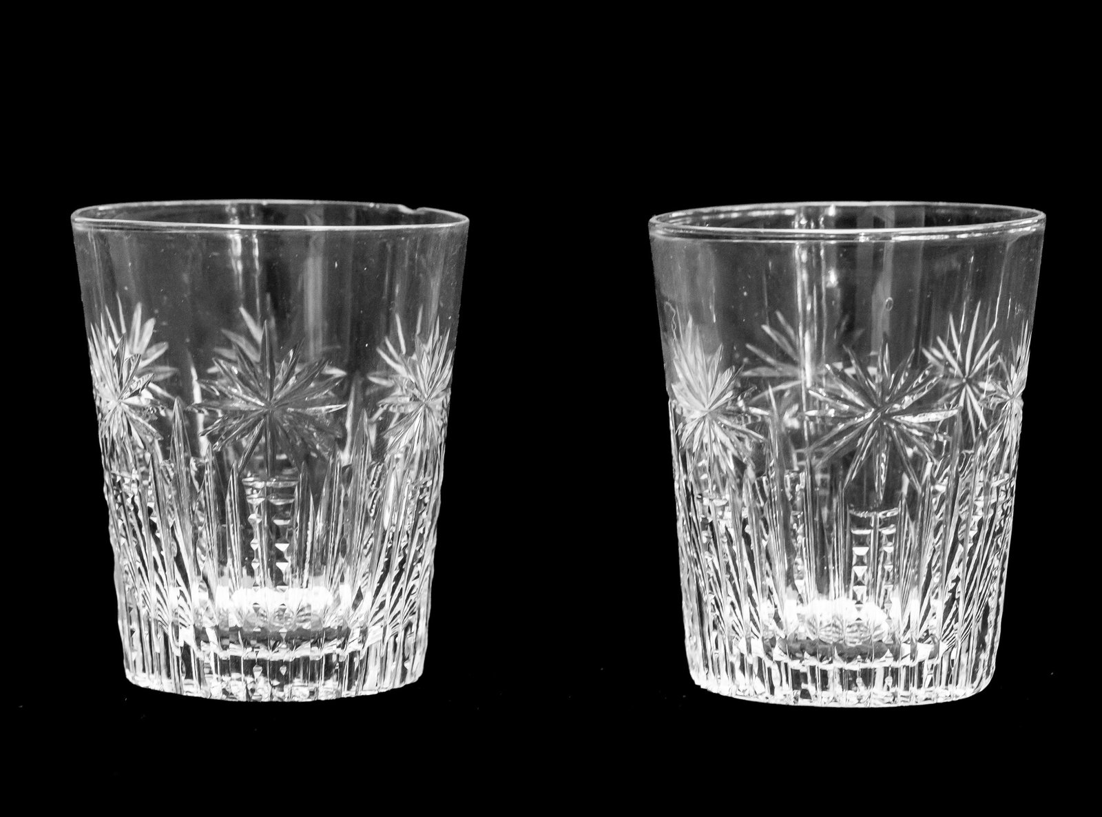Pair of American Brilliant Period Cut Glass Shot Glass: Pair of shot glasses with zipper and fanned stars.