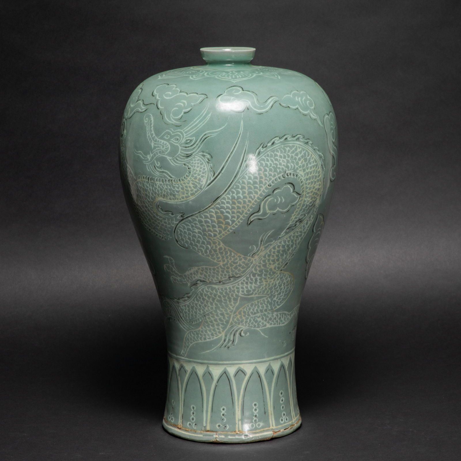 Gao Li porcelain dragon pattern large vase (1 of 8)