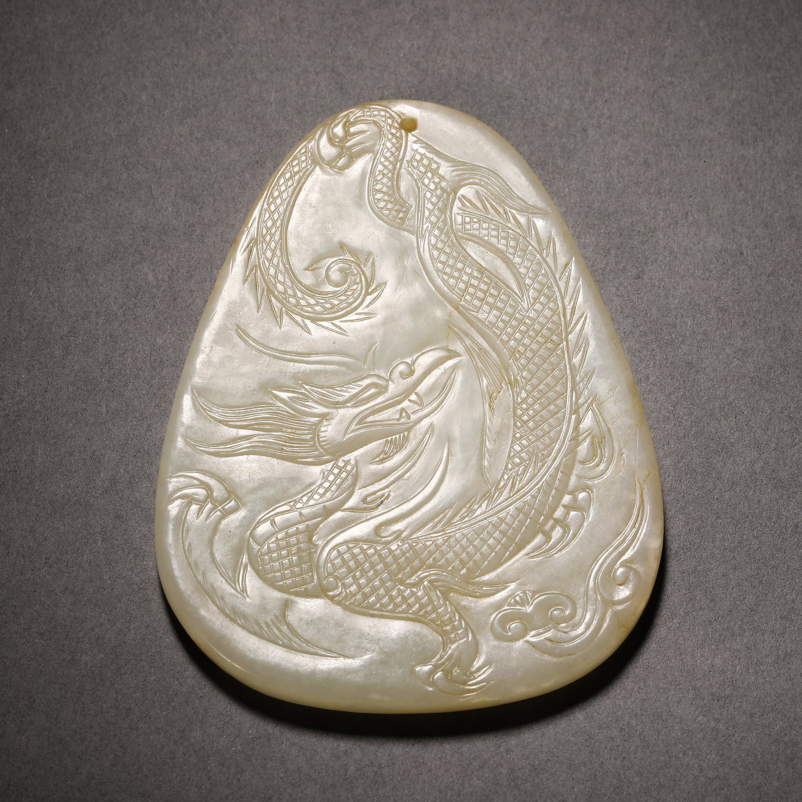 Qing Dynasty Hetian Jade Dragon Pattern Plate (1 of 8)