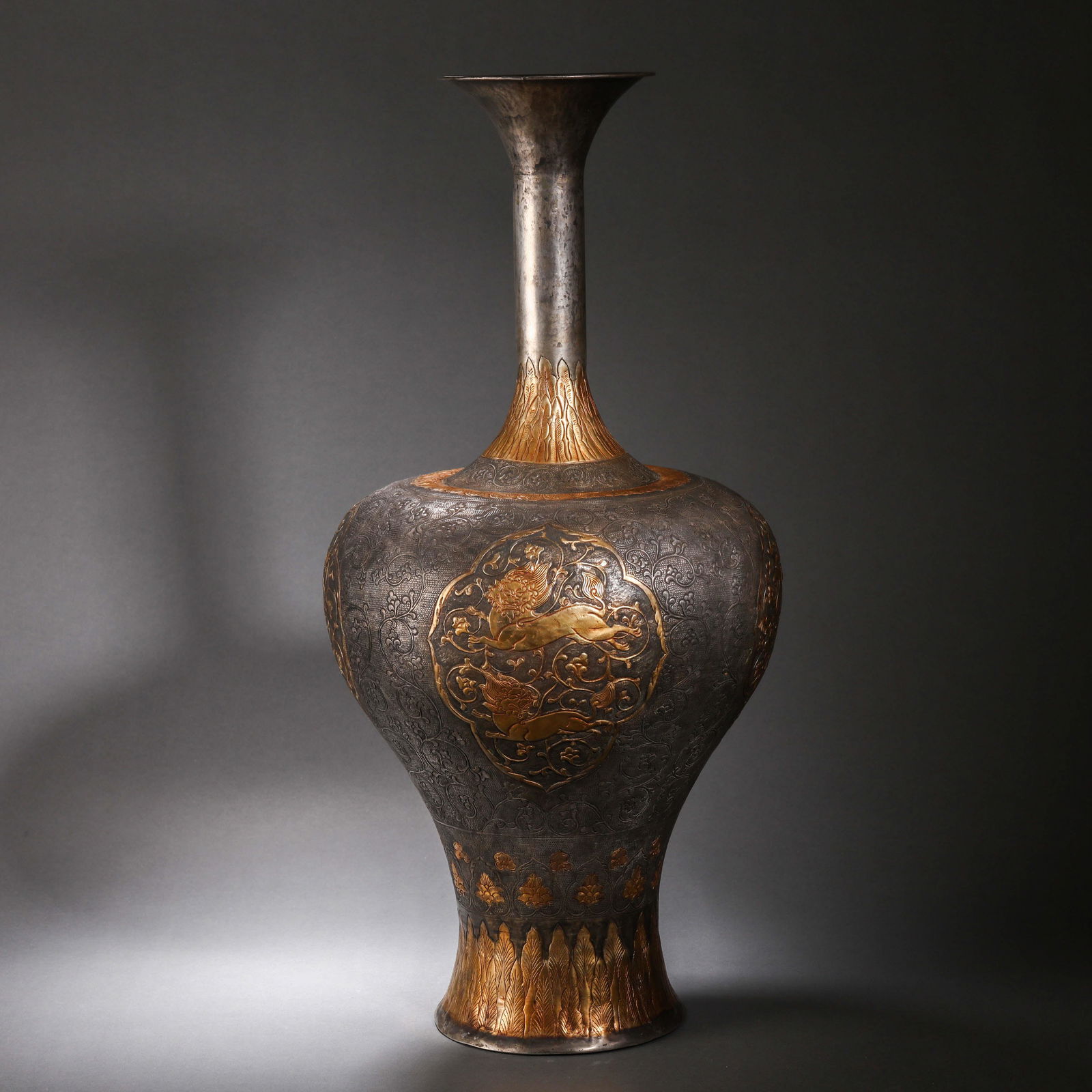 China Qing Dynasty Gilt auspicious beast bottle (1 of 11)