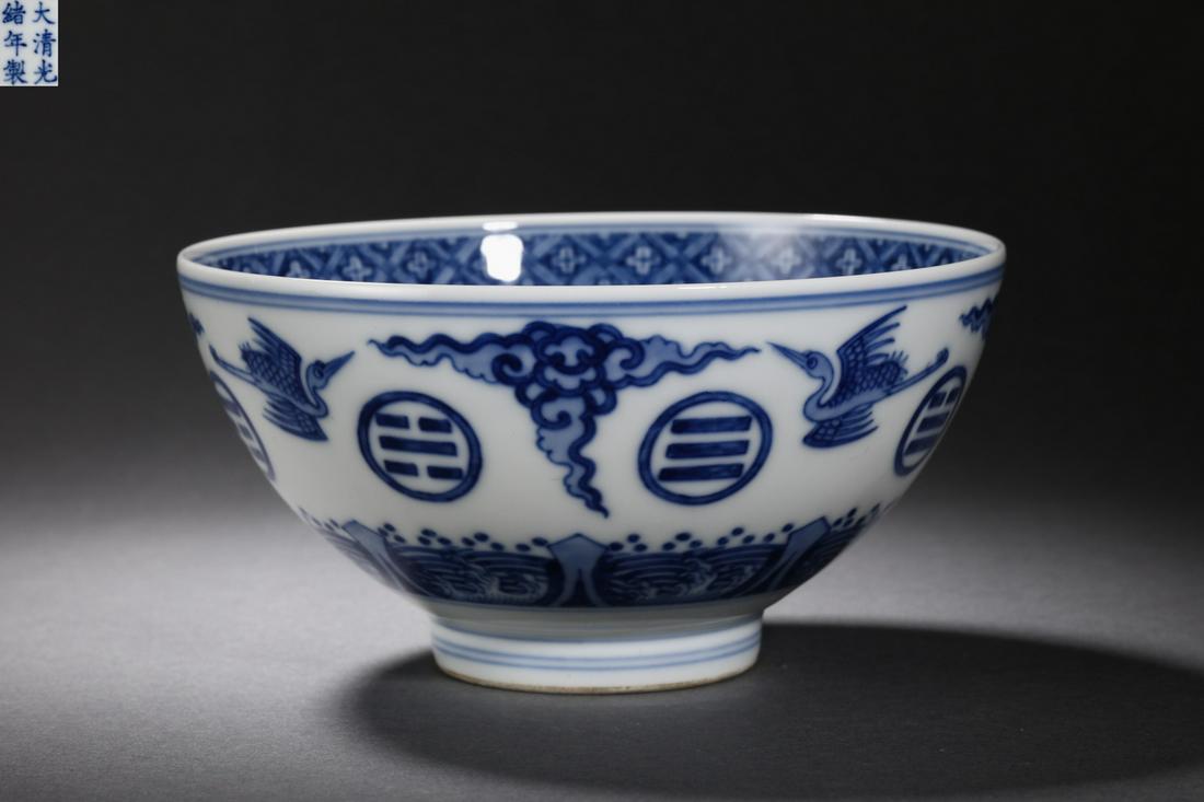 China Qing Dynasty blue and white porcelain big bowl (1 of 8)