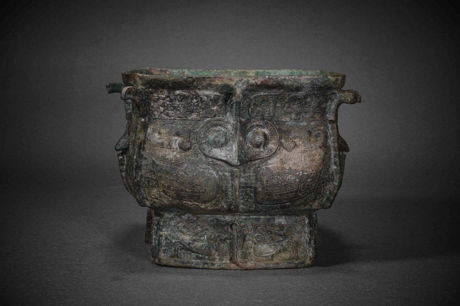 Han Dynasty bronze square Gui utensil (1 of 6)