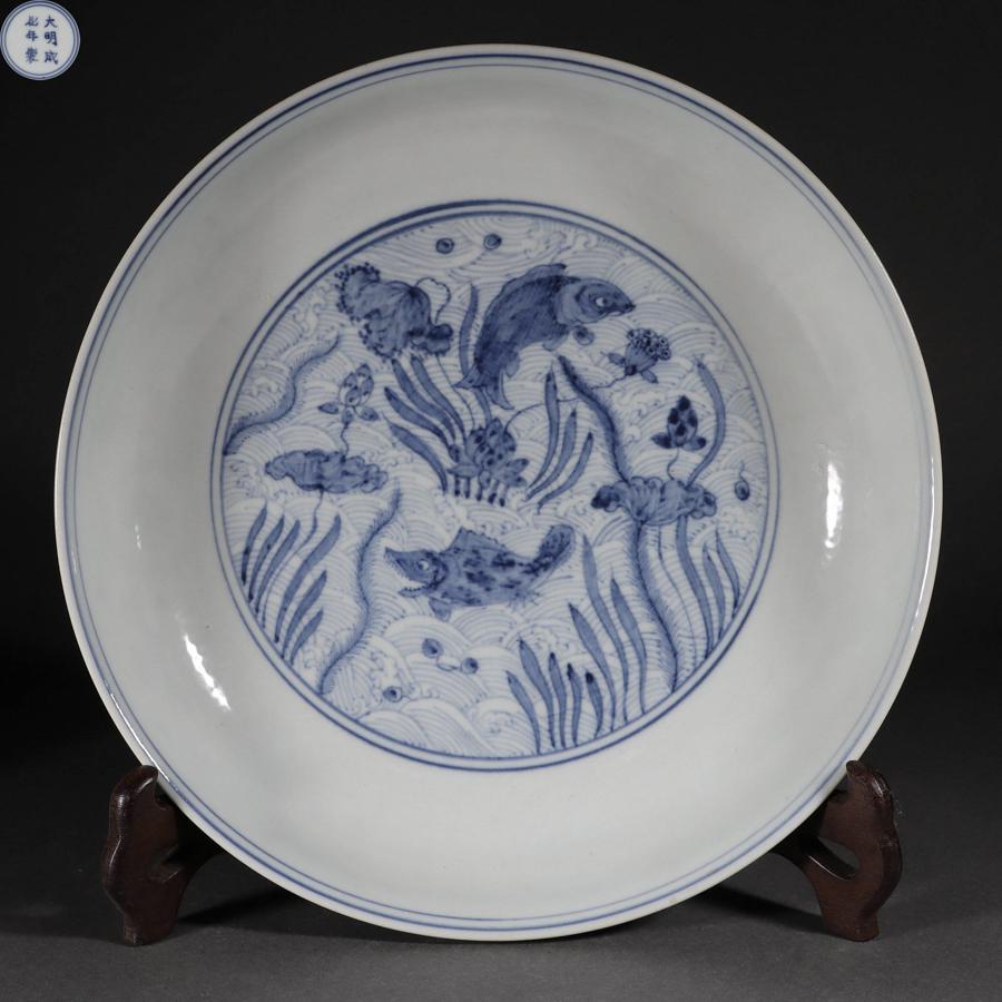 China Qing Dynasty fish and algae pattern plate (1 of 7)