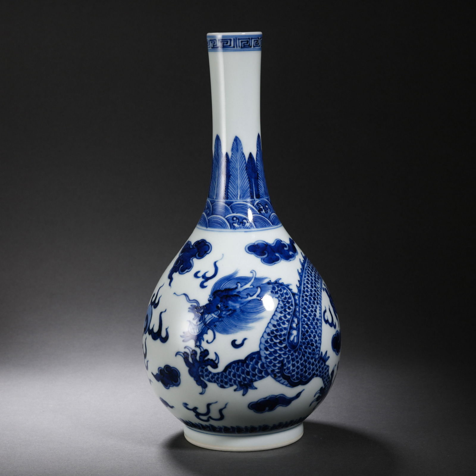 China Qing Dynasty blue and white porcelain dragon pattern bottle (1 of 10)