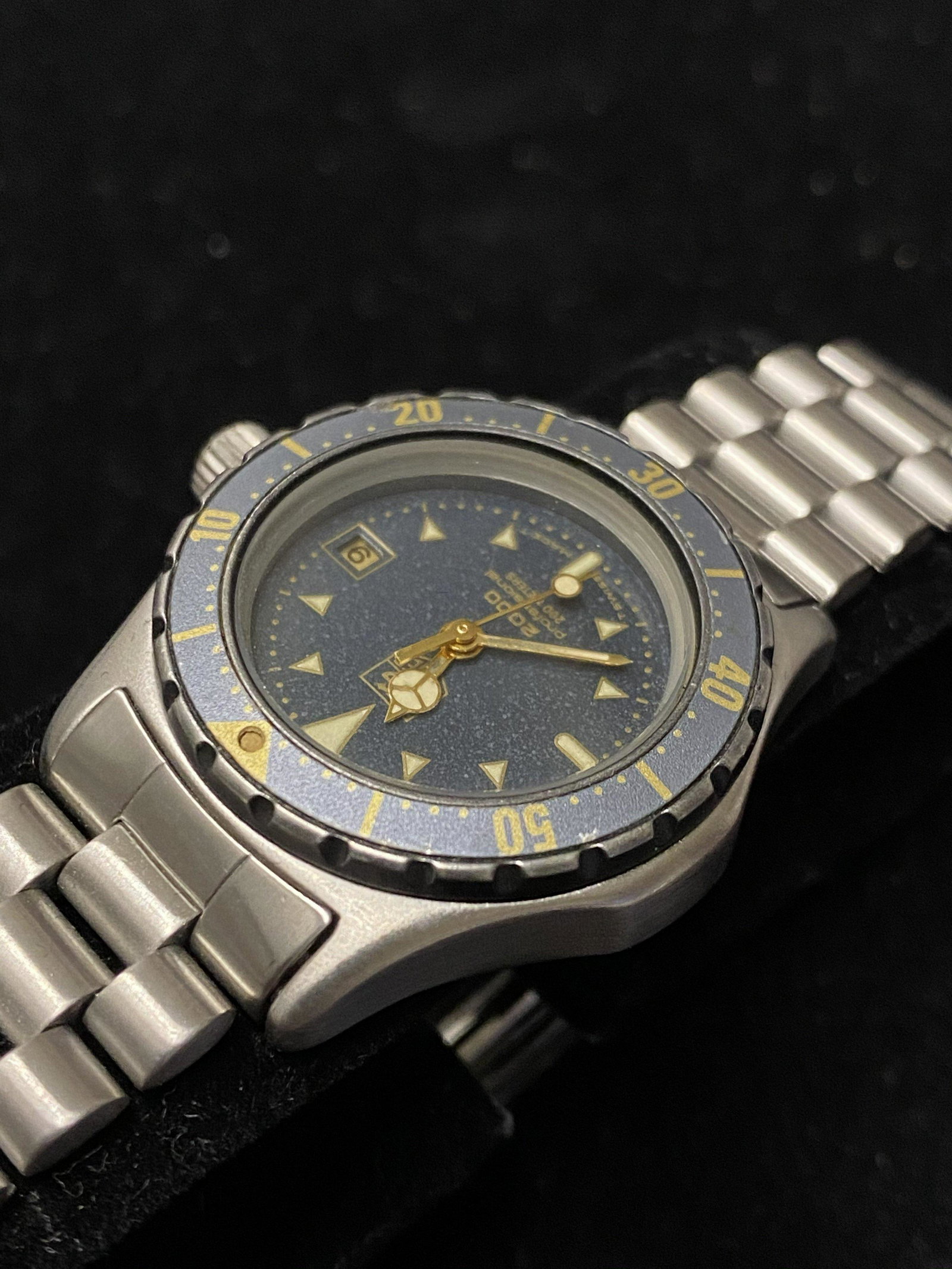 TAG HEUER Vintage 1970's Incredible Ladies Stainless: TAG Heuer has consistently exceeded expectations with phenomenal products, and there is no exception for this exceptionally rare ladies Vintage Diver's wristwatch. This stunning timepiece features a b