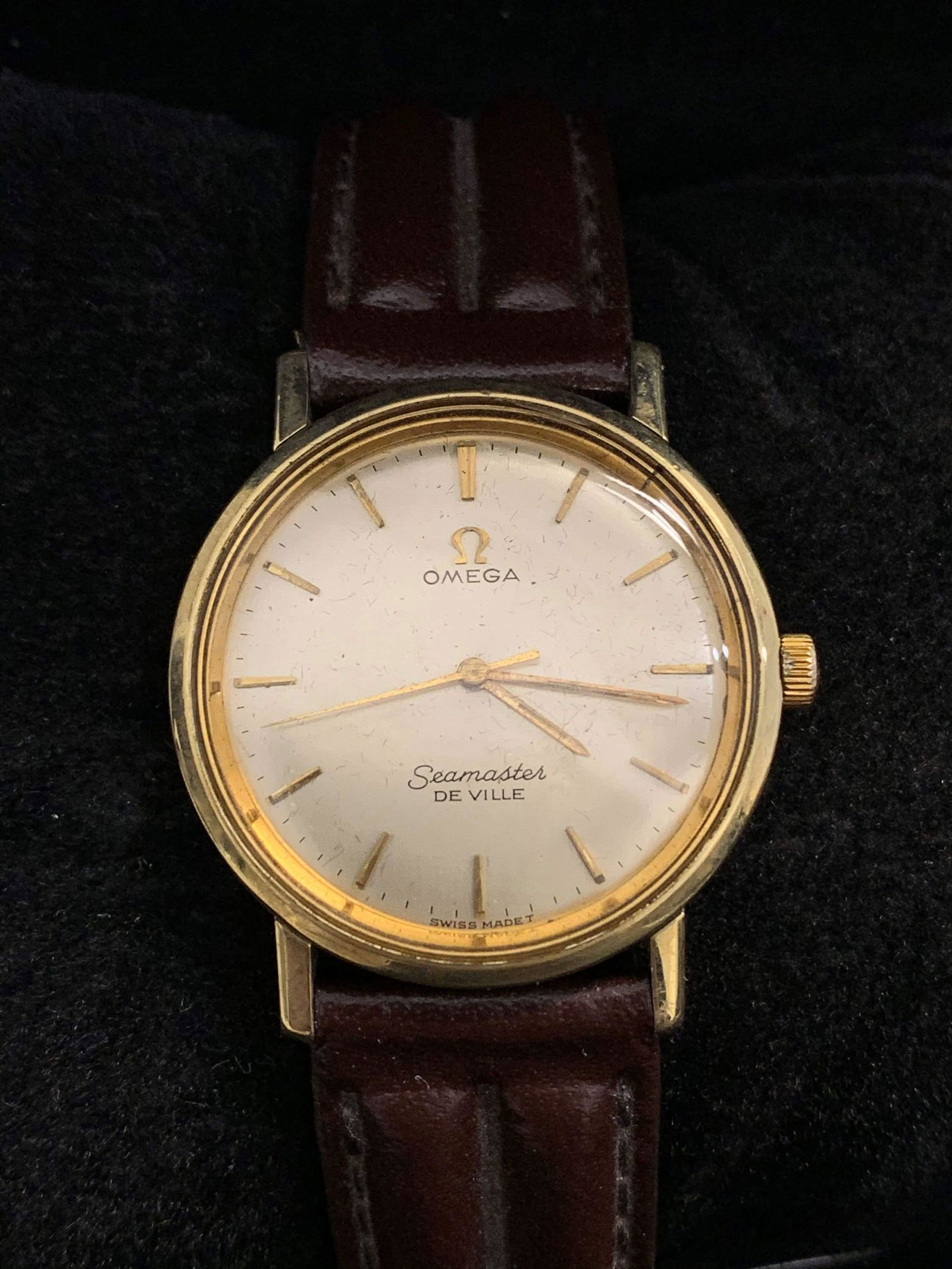 OMEGA SEAMASTER DeVille Vintage c. 1950s Watch w/ Pie: This is why we love vintage... This stunning and rare Seamaster DeVille is guaranteed to turn heads. This unisex timepiece features a beautiful gold-tone case that measures approximately 33mm (case to